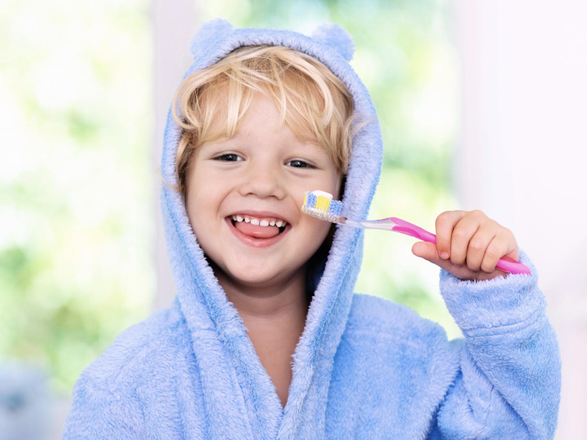 Nur drei der getesteten Kinderzahnpasten bekamen die Gesamtnote "gut" oder "sehr gut" ... Niedliches Kind hält eine Zahnbürste mit Zahnpasta.