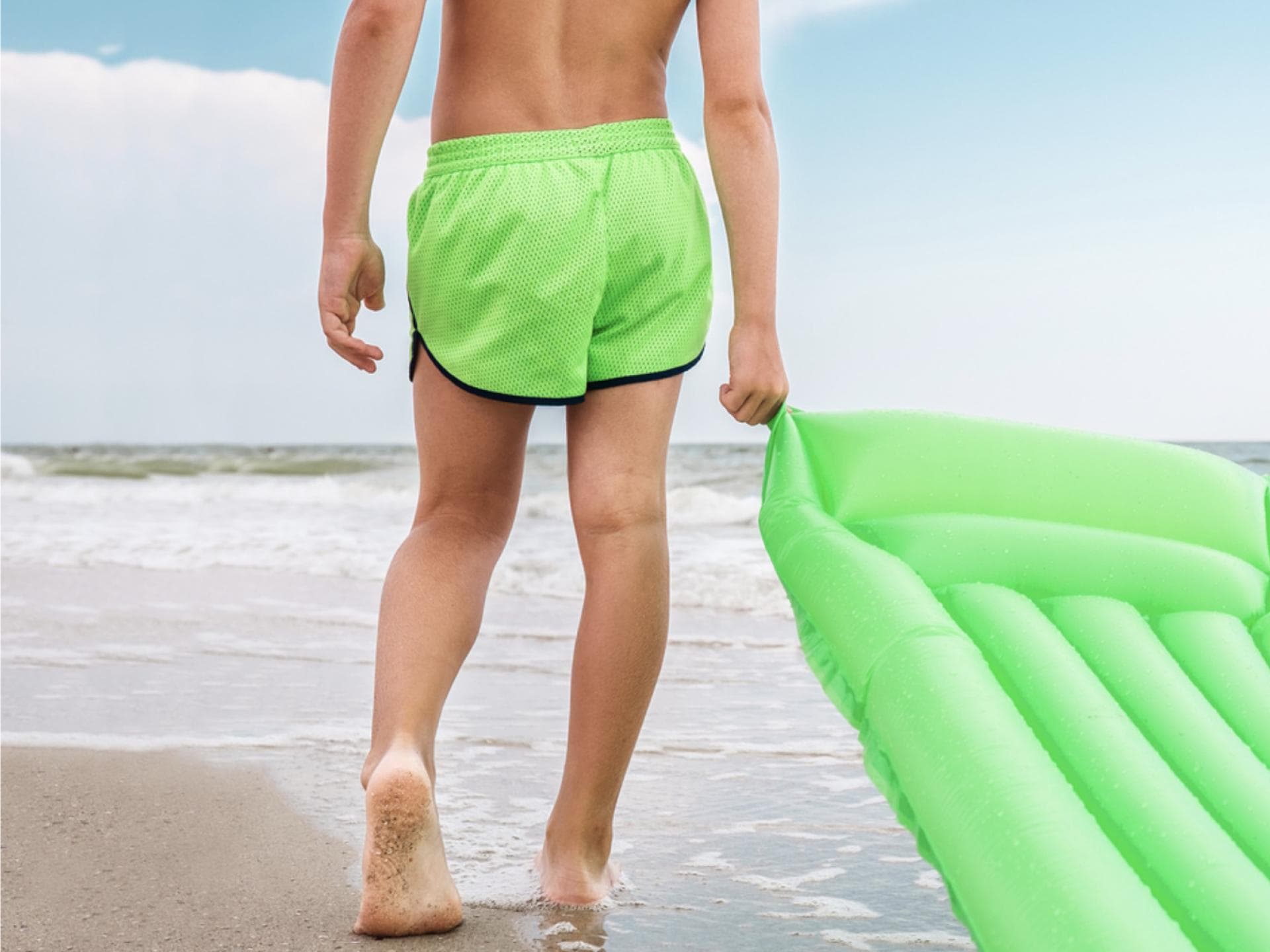 Wenn die Vorhaut im Netz der Badeshorts stecken bleibt, kann das ordentlich schmerzhaft sein.