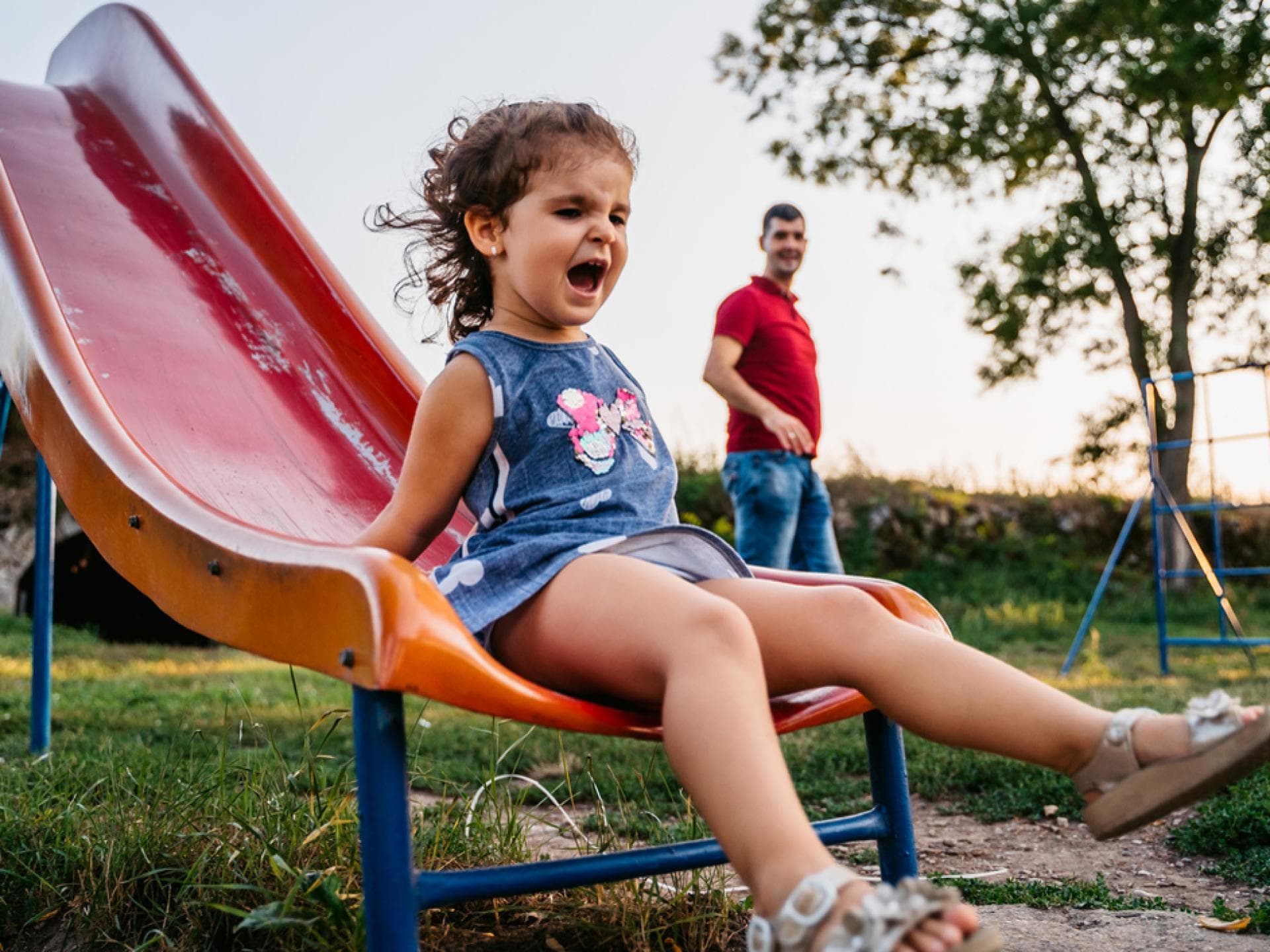 Aua! Rutschen können bei hohen Temperaturen so heiß werden, dass Kinder sich daran verbrennen. Kind verbrennt sich im Sommer an einer Rutsche.