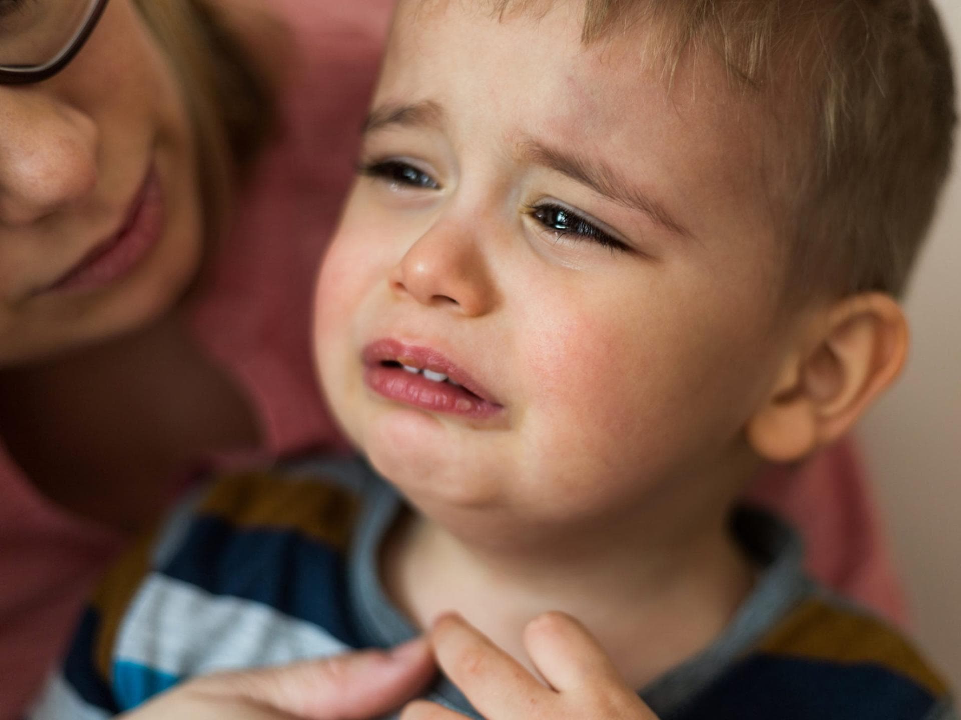 Wie schlimm die Schmerzen bei Kindern wirklich sind, können Eltern oft schwer einschätzen.