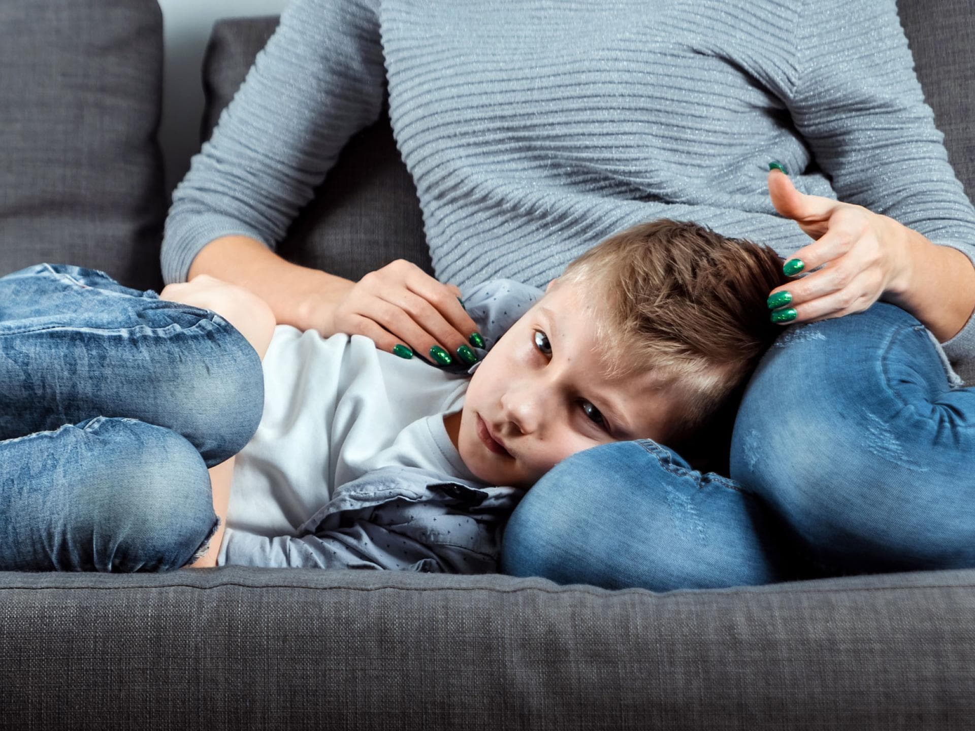 Bei einer Blinddarmentzündung ziehen Kinder im Liegen oft die Beine an.