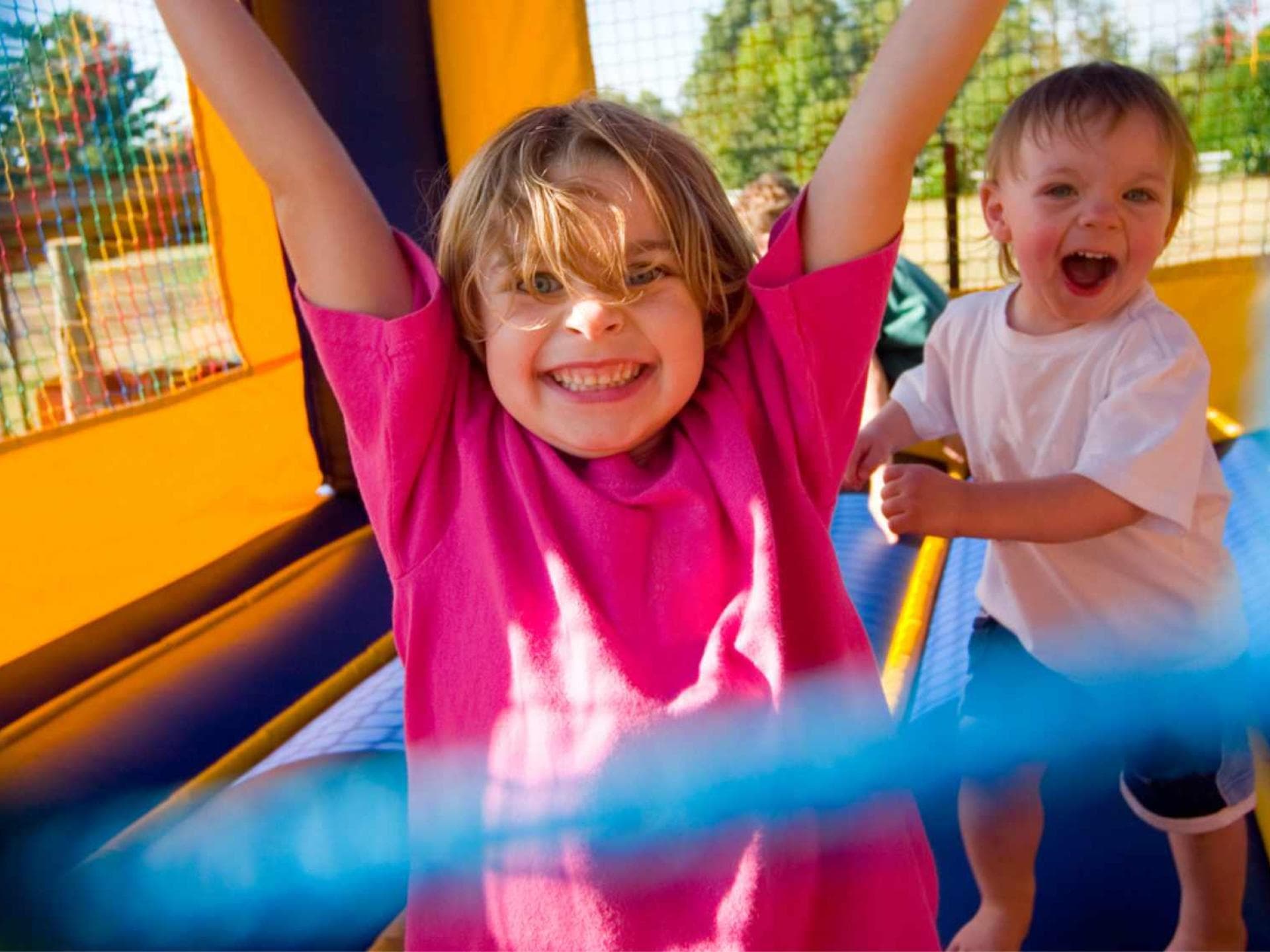 Hüpfburgen sind für Kleinkinder ein riesengroßer Spaß, aber auch eine nicht zu unterschätzende Gefahrenquelle. Zwei kleine Kinder haben Spaß auf einer Hüpfburg.
