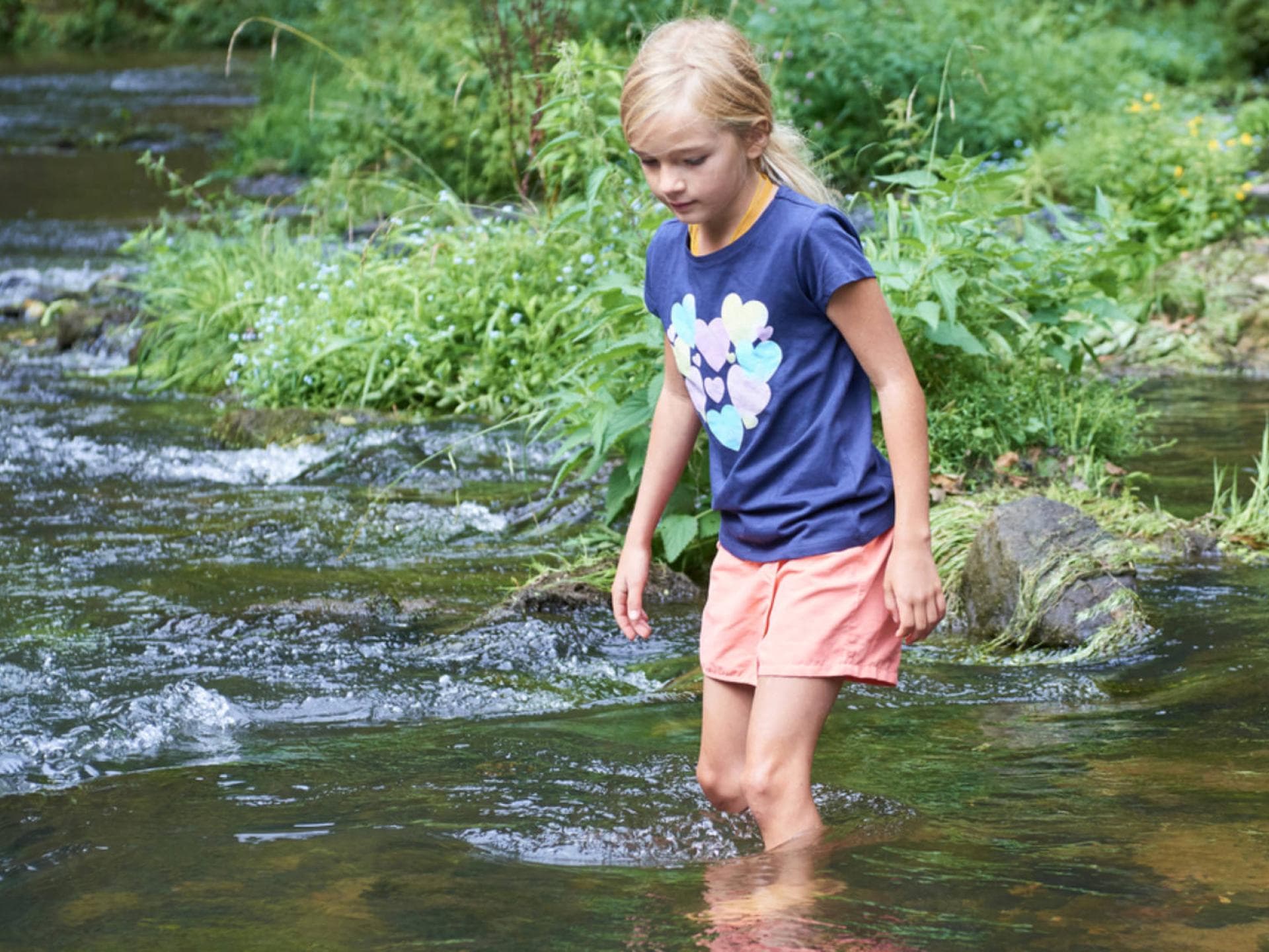 Kneippen mit Kindern kann man gut auch bei Ausflügen in der Natur einbauen.