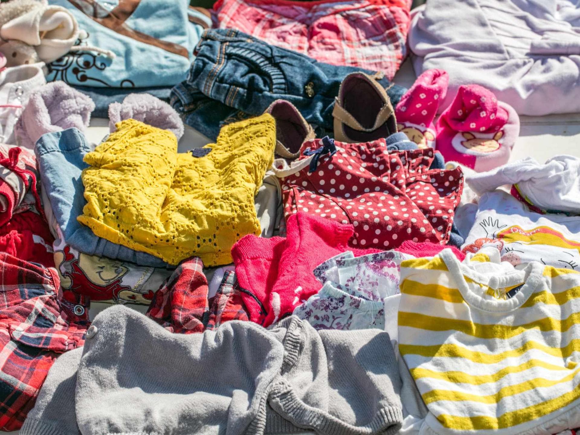 Auf dem Flohmarkt die alten Kinderklamotten loswerden? Super Sache! Nur leider wird man nie ALLES los ... 