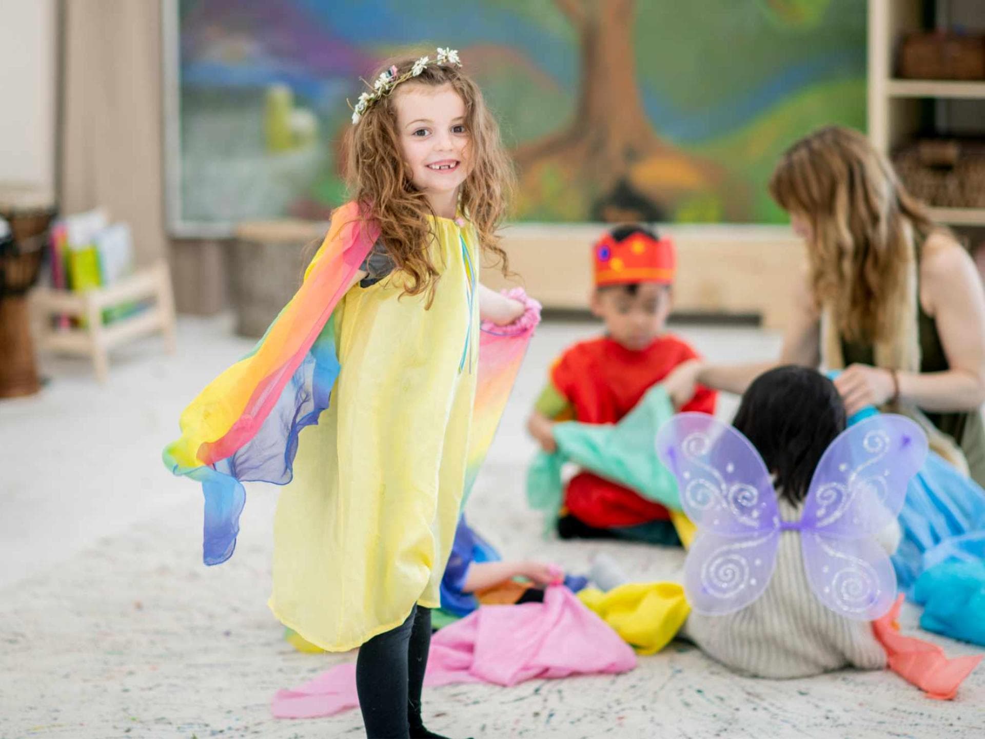 Verkleidet als kleine Fee in den Kindergarten? Geht natürlich auch mal, aber es gibt sicher praktischere Kleidung für die Kita.
