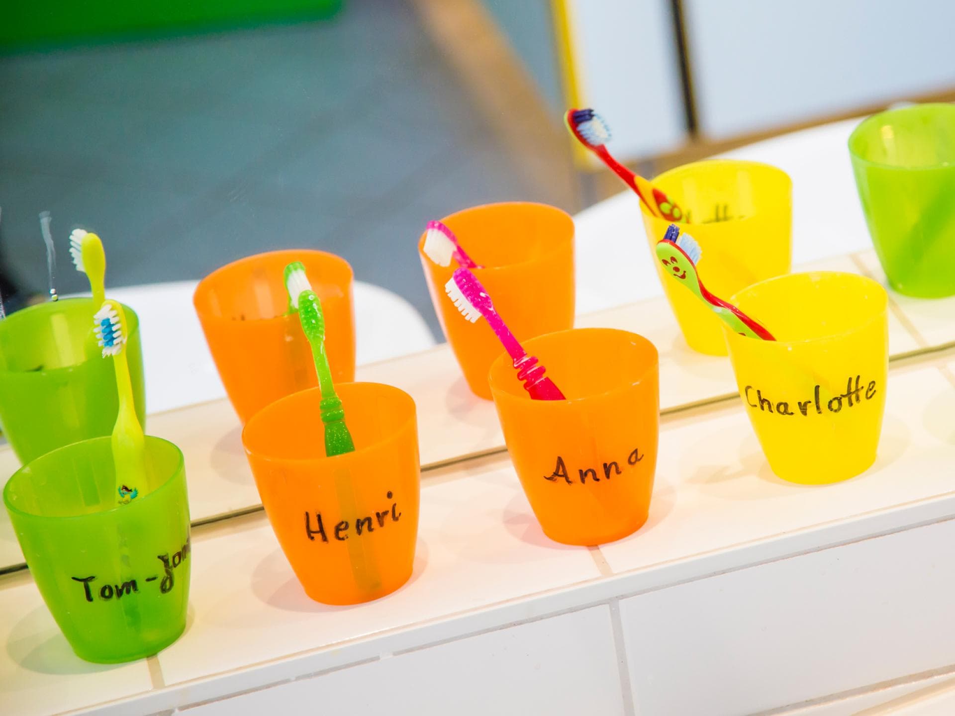 Zähne putzen im Kindergarten – Eltern und Erzieher sind nicht immer der gleichen Meinung.