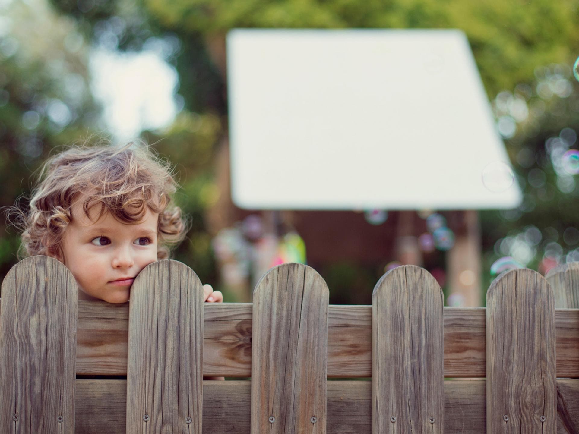 Ist das Kind im Kindergarten unglücklich, sind es die Eltern auch. Unter Umständen kann es helfen, die Kita zu wechseln.