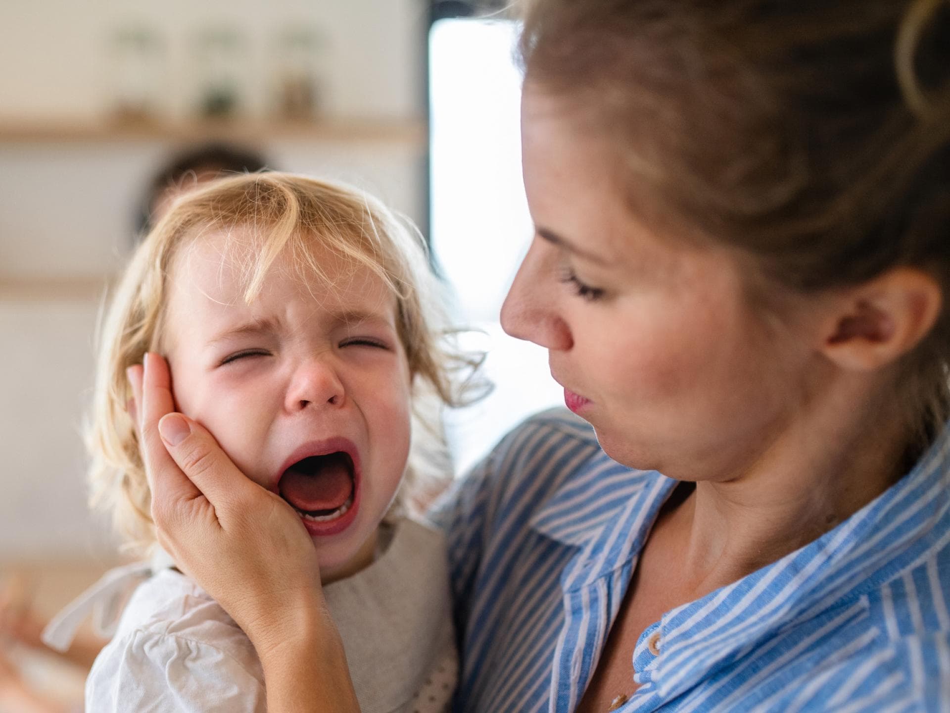 Schlechte Laune nach dem Kindergarten kann bei kleinen Kindern häufig vorkommen.