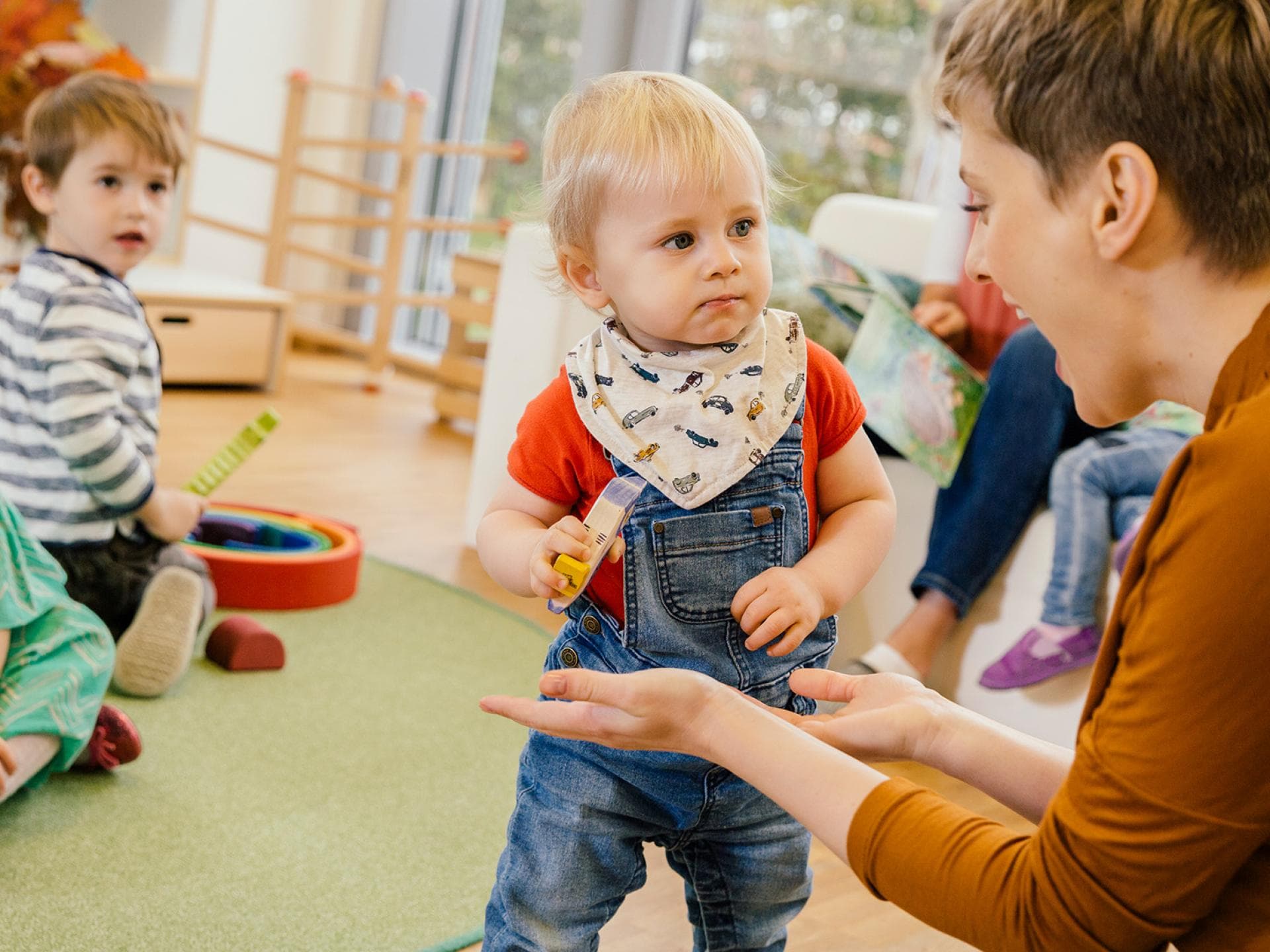 Erzieherin mit Kindern in der Kita.