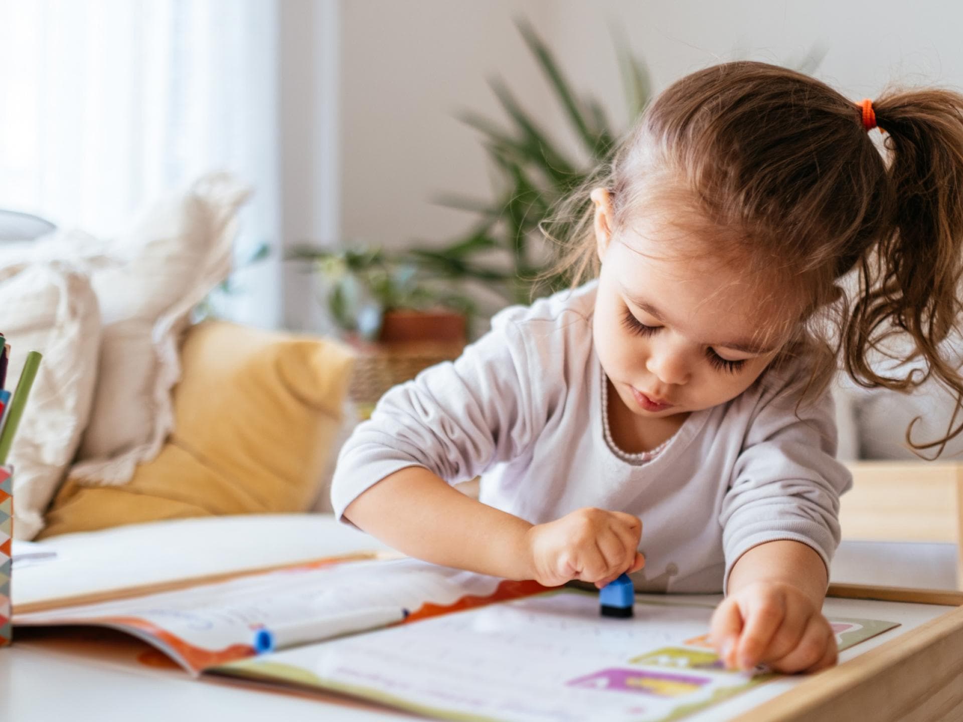 Viele Kinder malen Kindergarten-Freundebücher mit Hingabe aus.