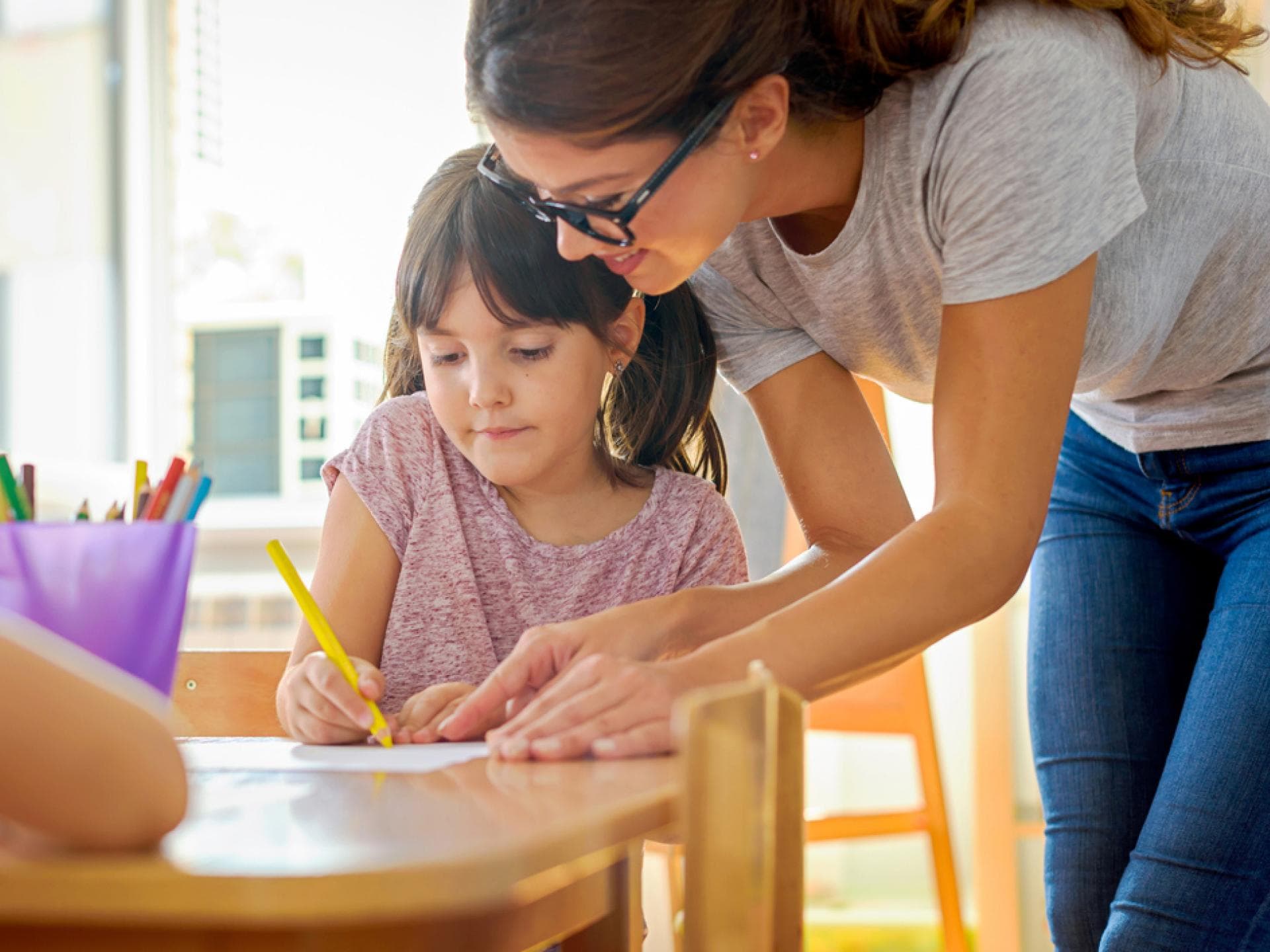 Ob Kinder schon im Kindergarten lesen und schreiben lernen sollten, ist unter Eltern ein viel diskutiertes Thema.