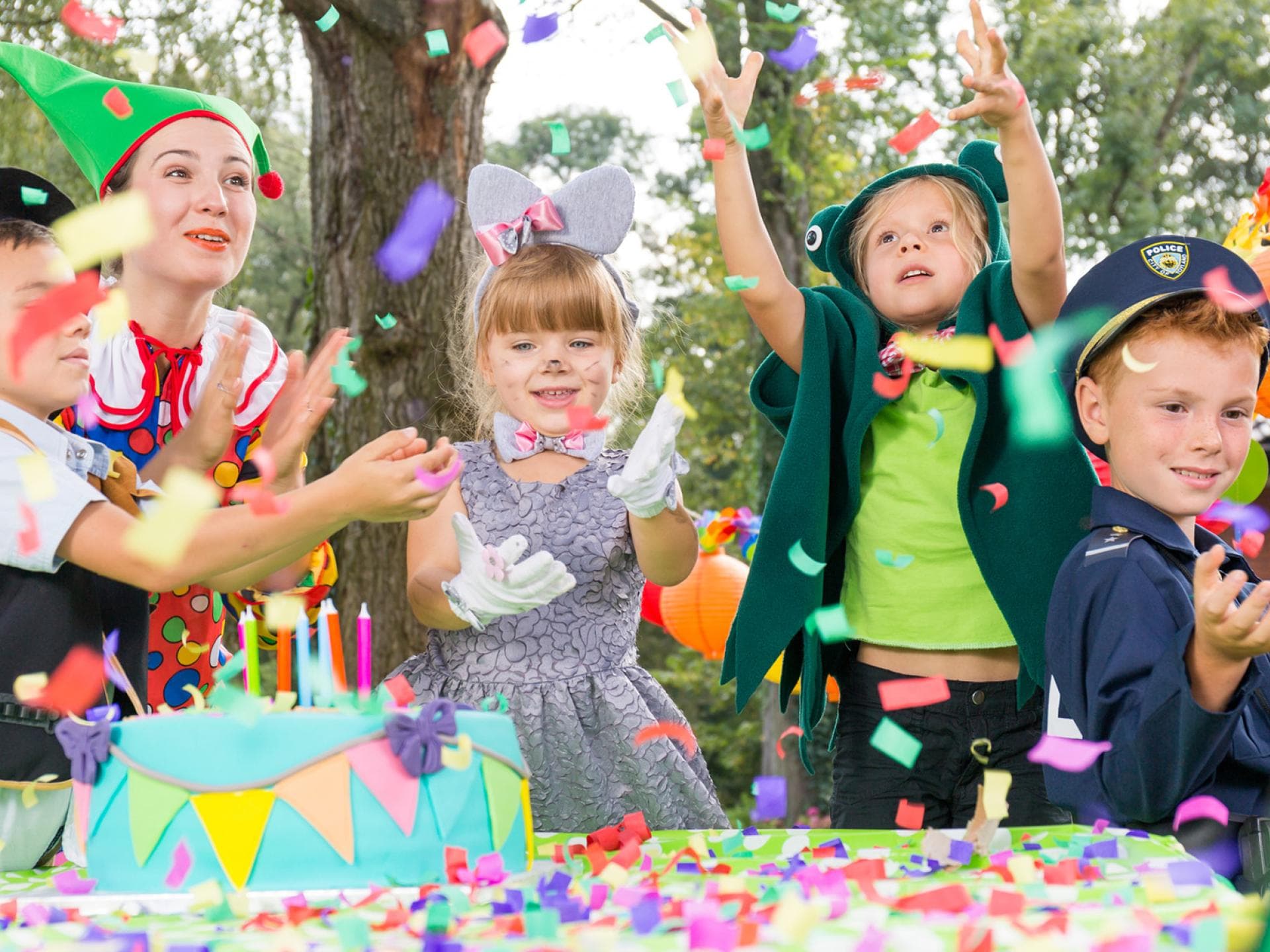 Mit diesen Spielen wird die Karnevalsparty für die Rasselbande unvergesslich. Kinder spielen draußen an Fasching