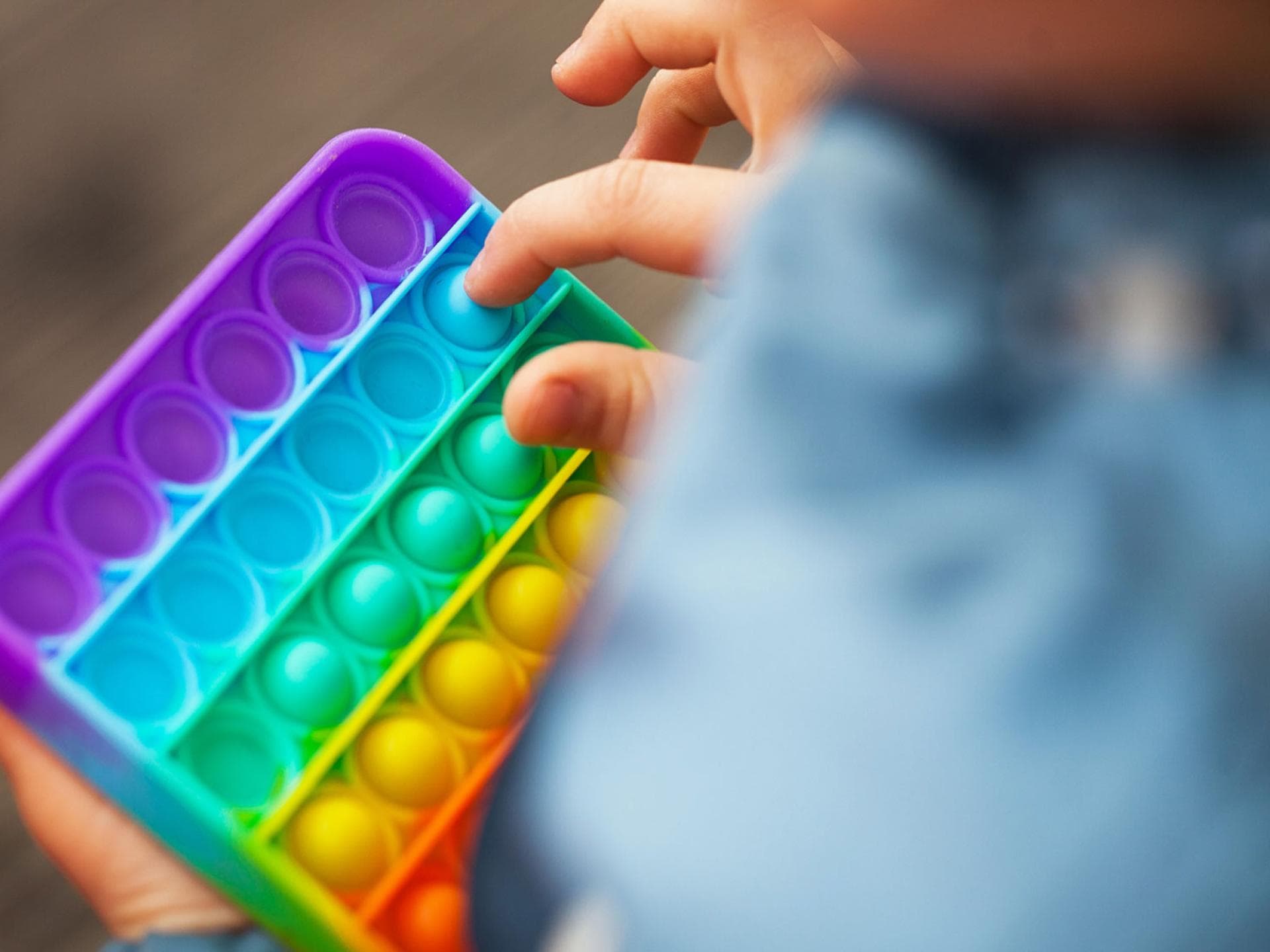 Plop plop plop ... Kinder können sich stundenlang mit ihrem Pop-it-Spiel beschäftigen.