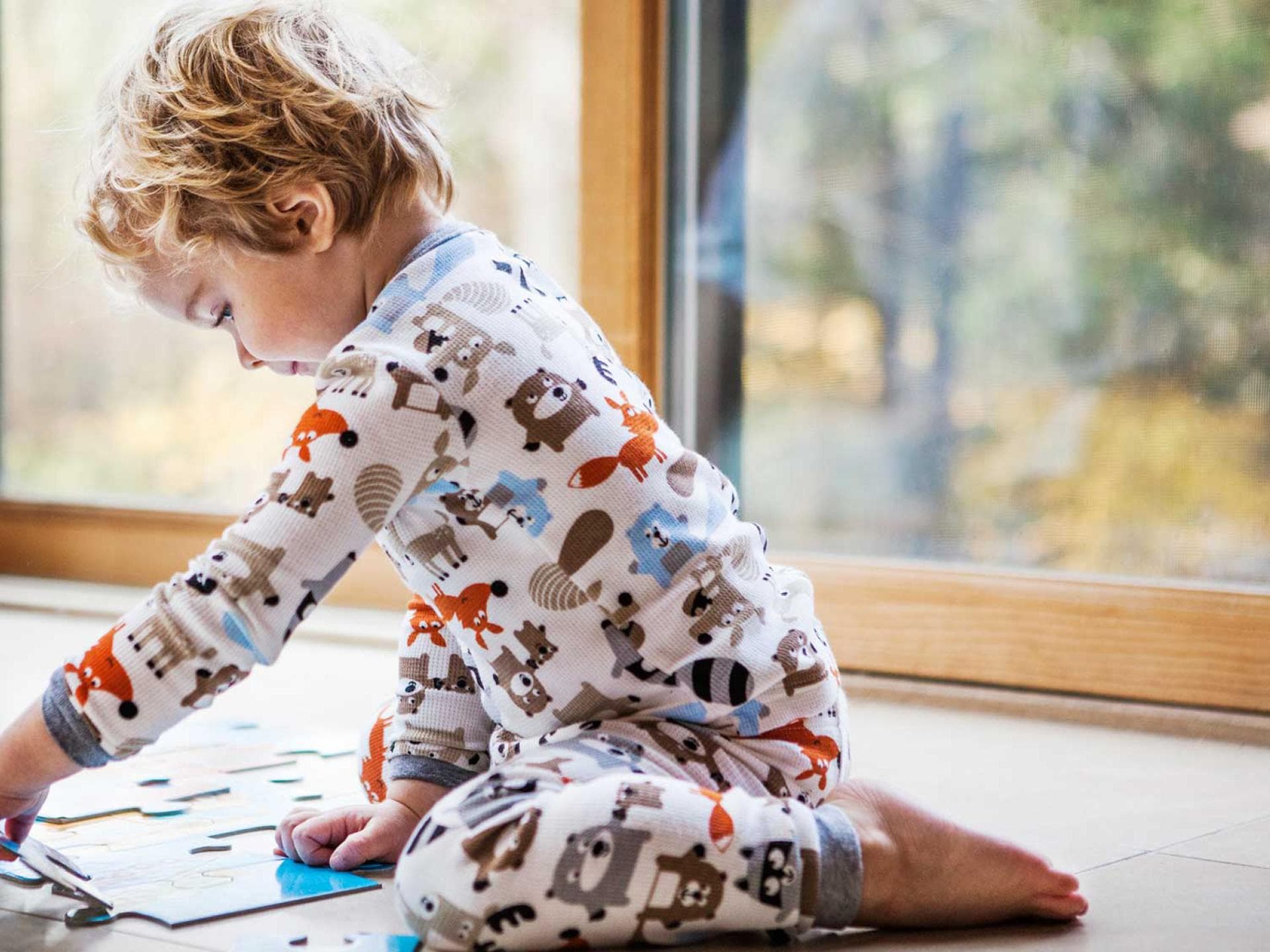 Puzzles sind für Kinder die ideale Beschäftigung für lange Sonntage im Schlafanzug.