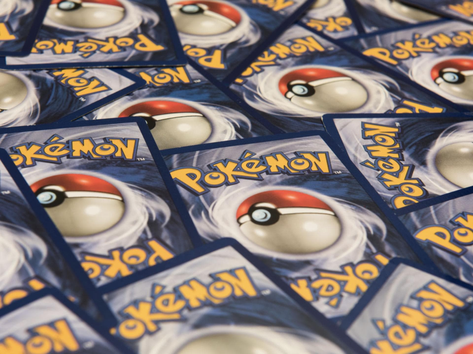 Ein Haufen Pokémon-Karten. 