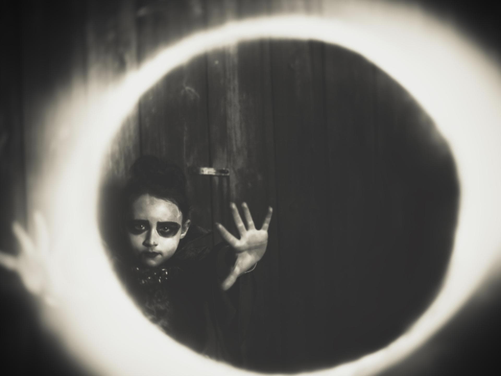 Einige Kinder verkleiden sich nicht nur gerne, sondern mögen es auch, sich Blut und Horror anzuschauen ... Gruselbild mit Kind in Schwarz-Weiß.