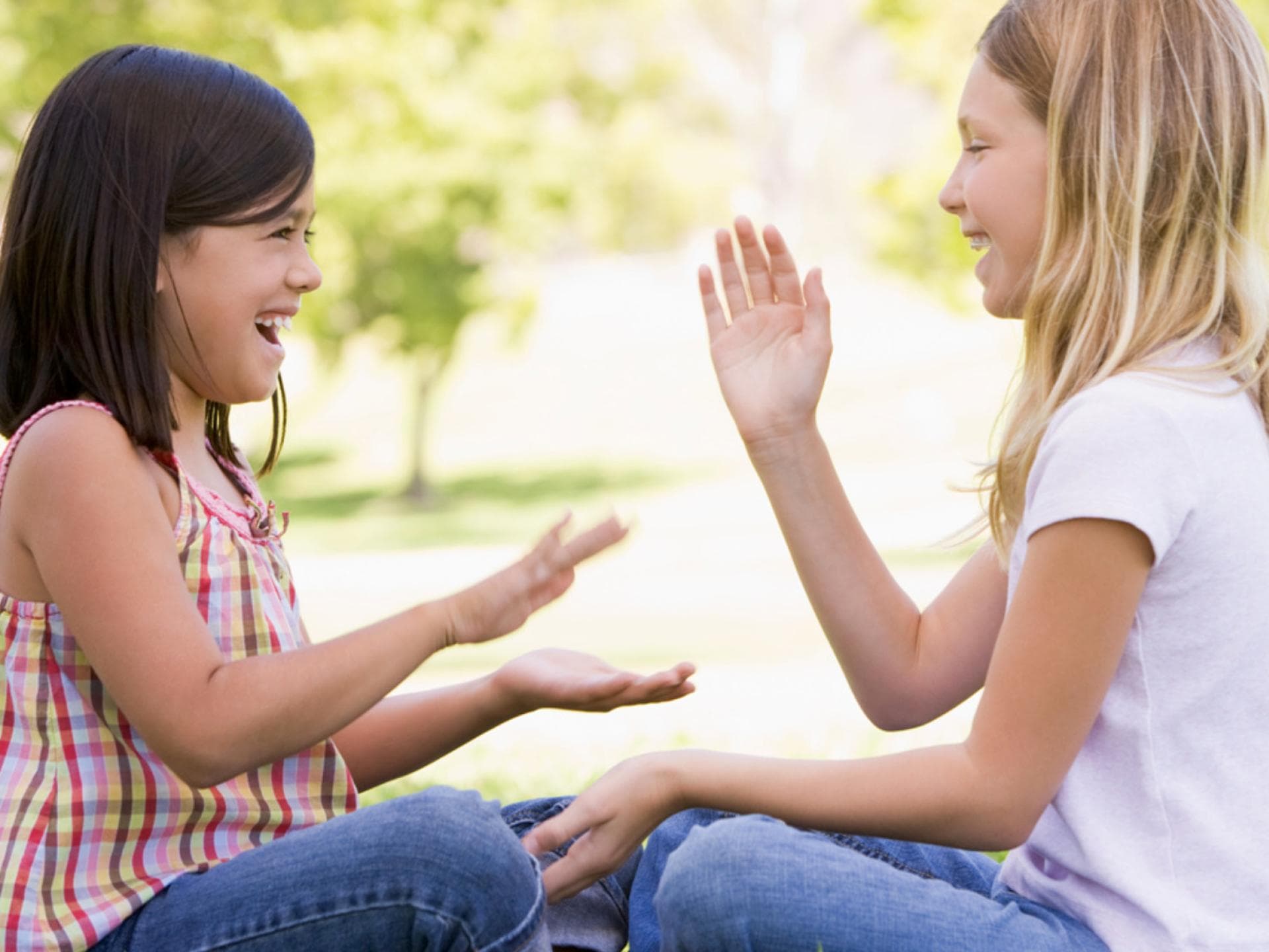 Klatschspiele lieben viele Kinder – oft vor allem in der Grundschule. Zwei Mädchen spielen ein Klatschspiel.