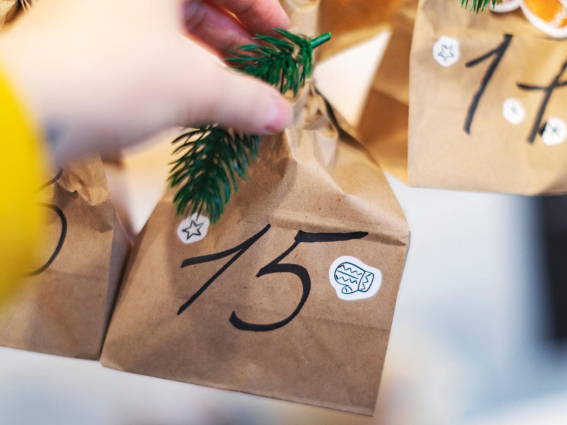 Den Adventskalender zu befüllen, ist nicht immer eine der leichtesten Aufgaben: Immerhin müssen 24 Ideen her! Selbst gebastelter Adventskalender.