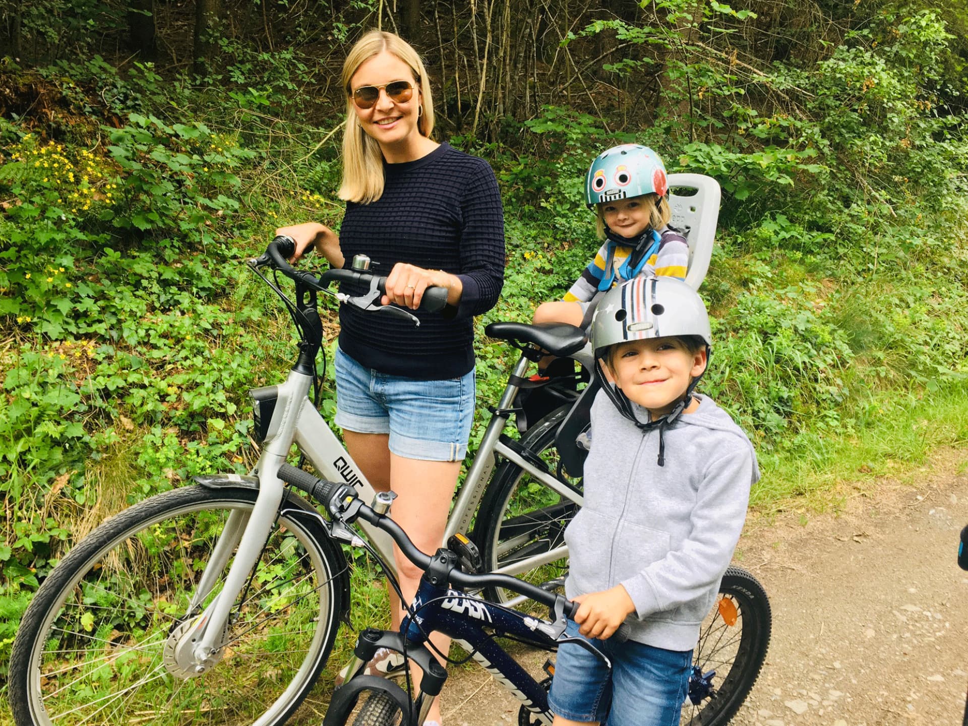 Radtour mit den Kids: Paul (2) darf bei Mama Tina mitfahren, Louis kann schon alleine radeln.