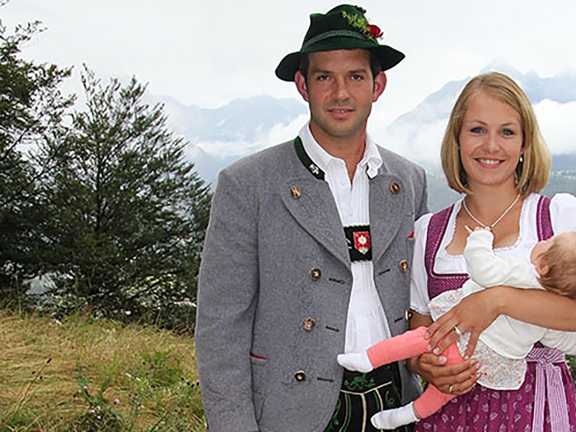 Magdalena Neuner mit ihrem Ehemann Josef Holzer und der gemeinsamen Tochter Verena Anna.