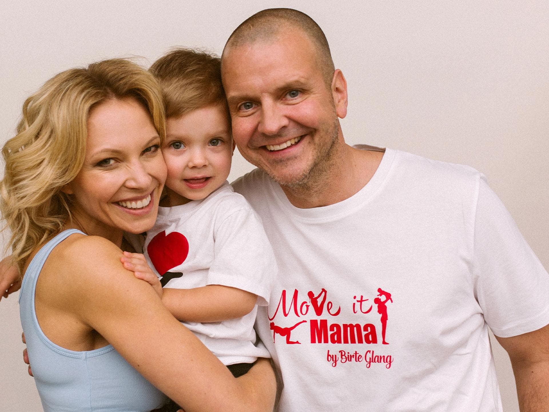 Birte Glang mit Sohn Cooper und Ehemann André.