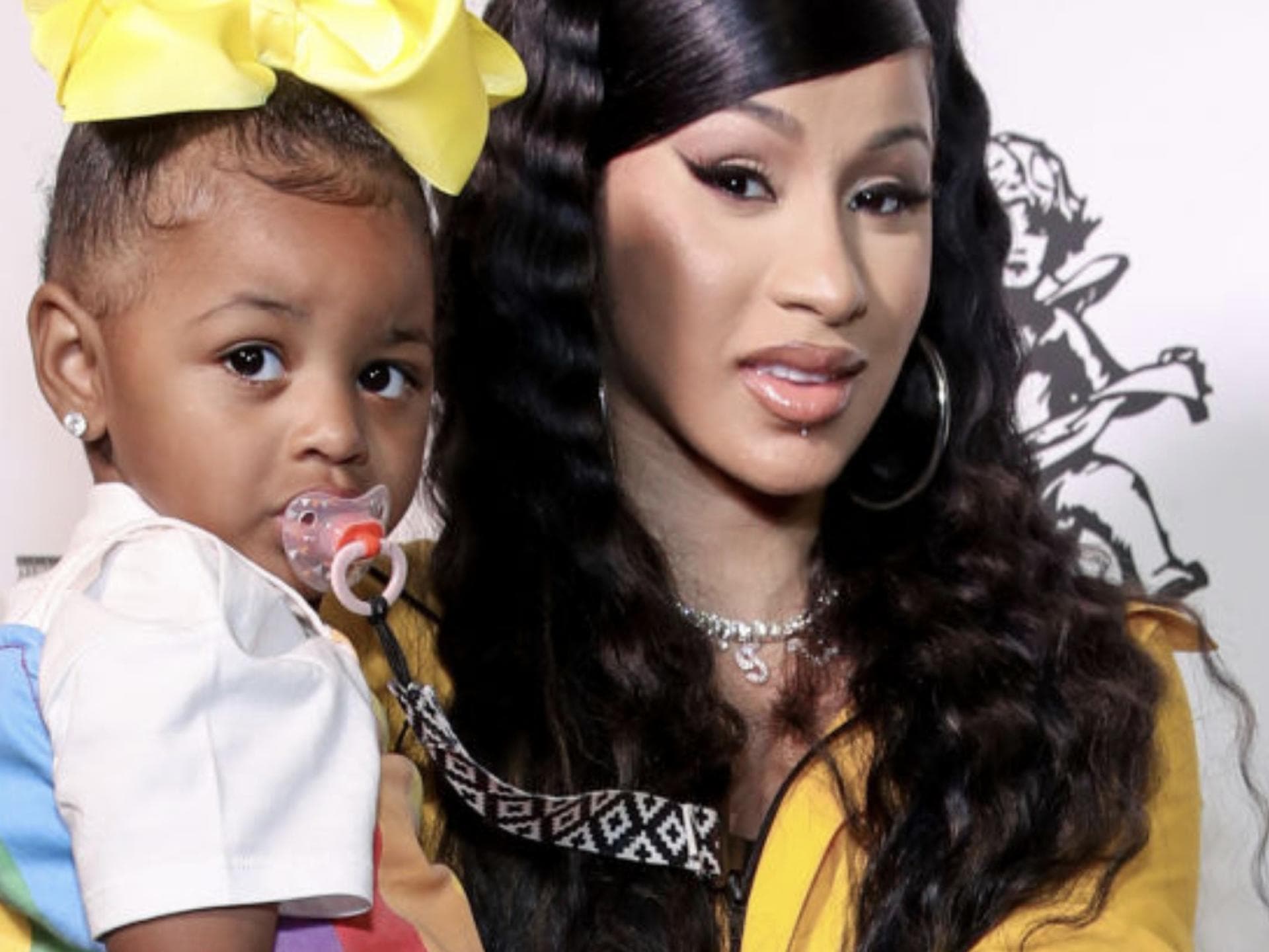 Schon im Alter von zwei Jahren trug die kleine Kulture Kiari Cephus teure Ohrringe und Armbänder – hier mit ihrer Mama, der Rapperin Cardi B.