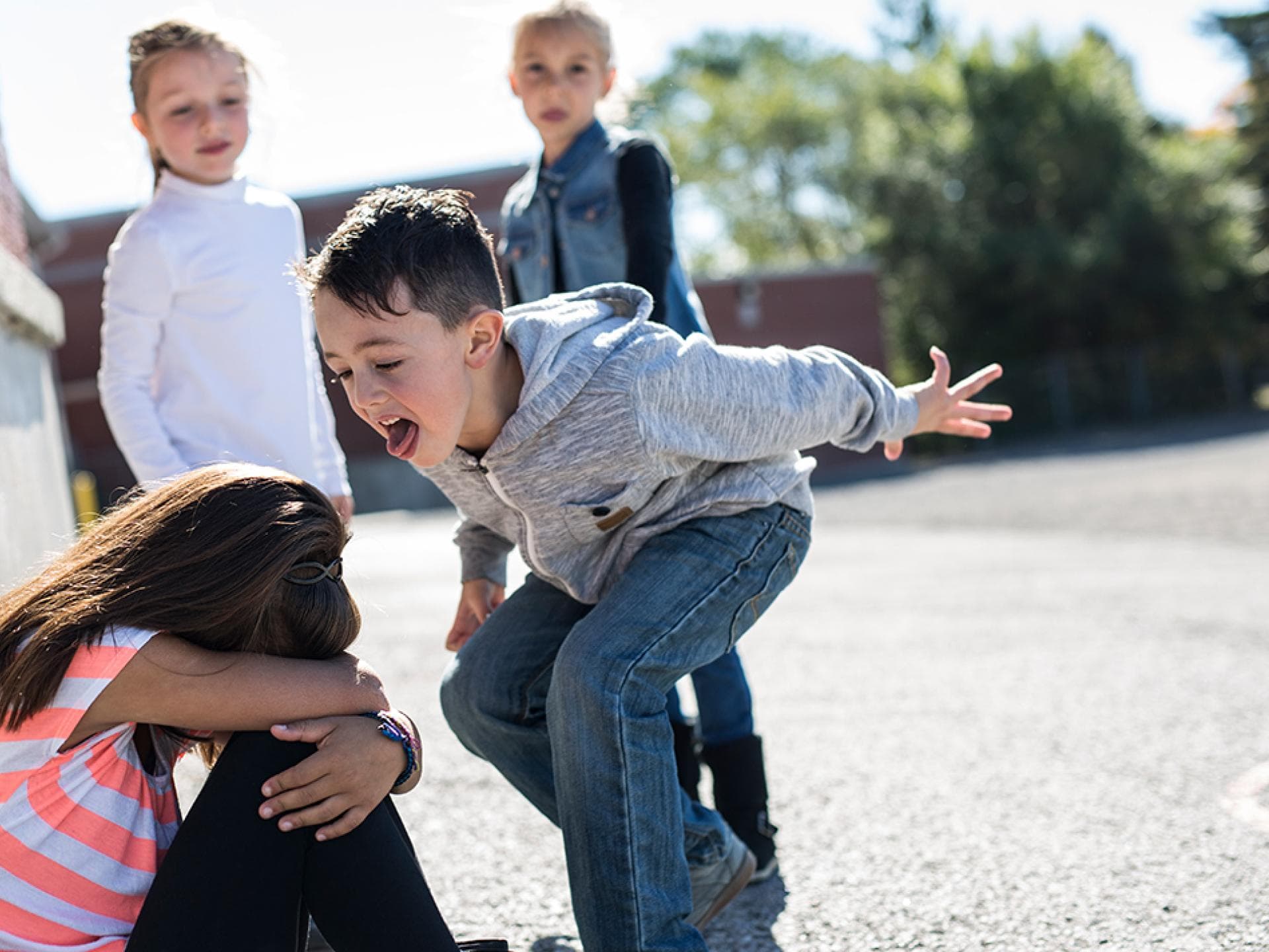 Gruppenzwang führt häufig zu Mobbing unter Kindern. 