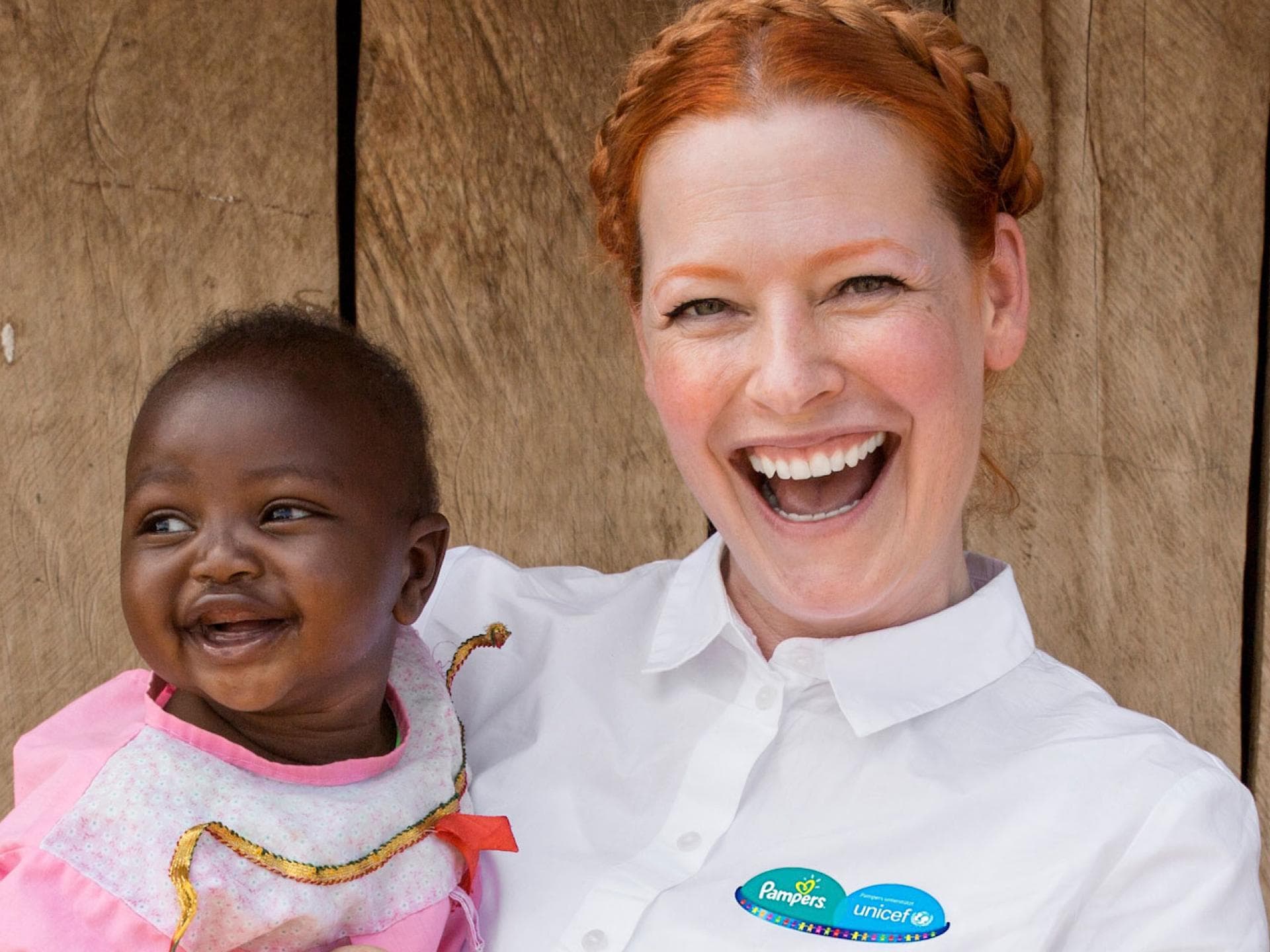 Enie van de Meiklokjes ist Mutter von Zwillingen. Mit Pampers engagierte sie sich 2018 für UNICEF in Kenia. 