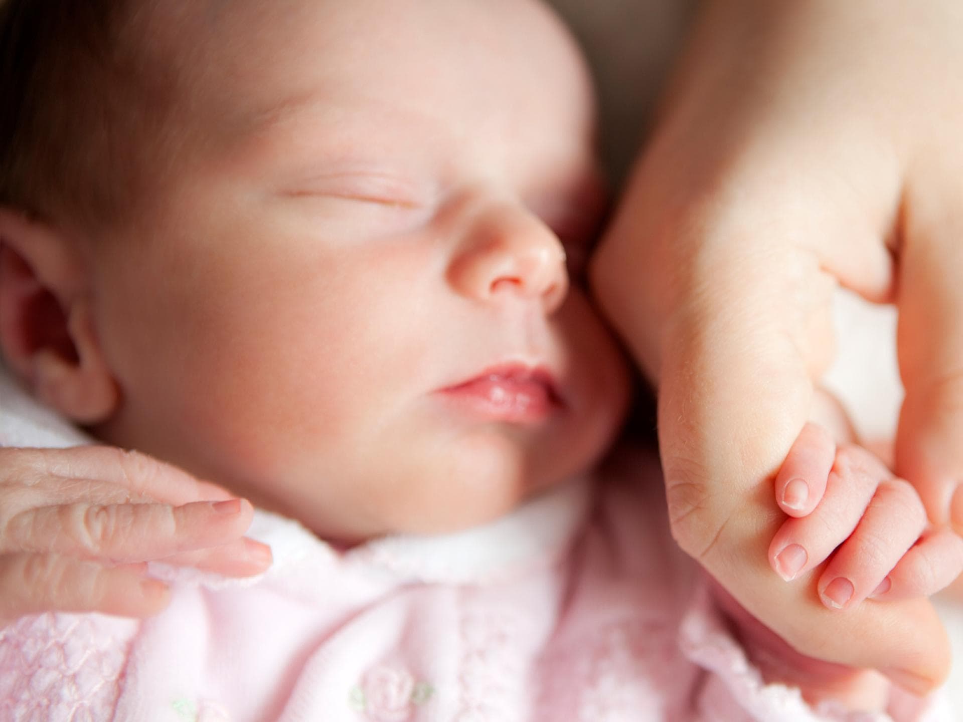 Das Baby ist da! Mit diesen Sprüchen lässt sich die frohe Kunde am einfachsten verbreiten.