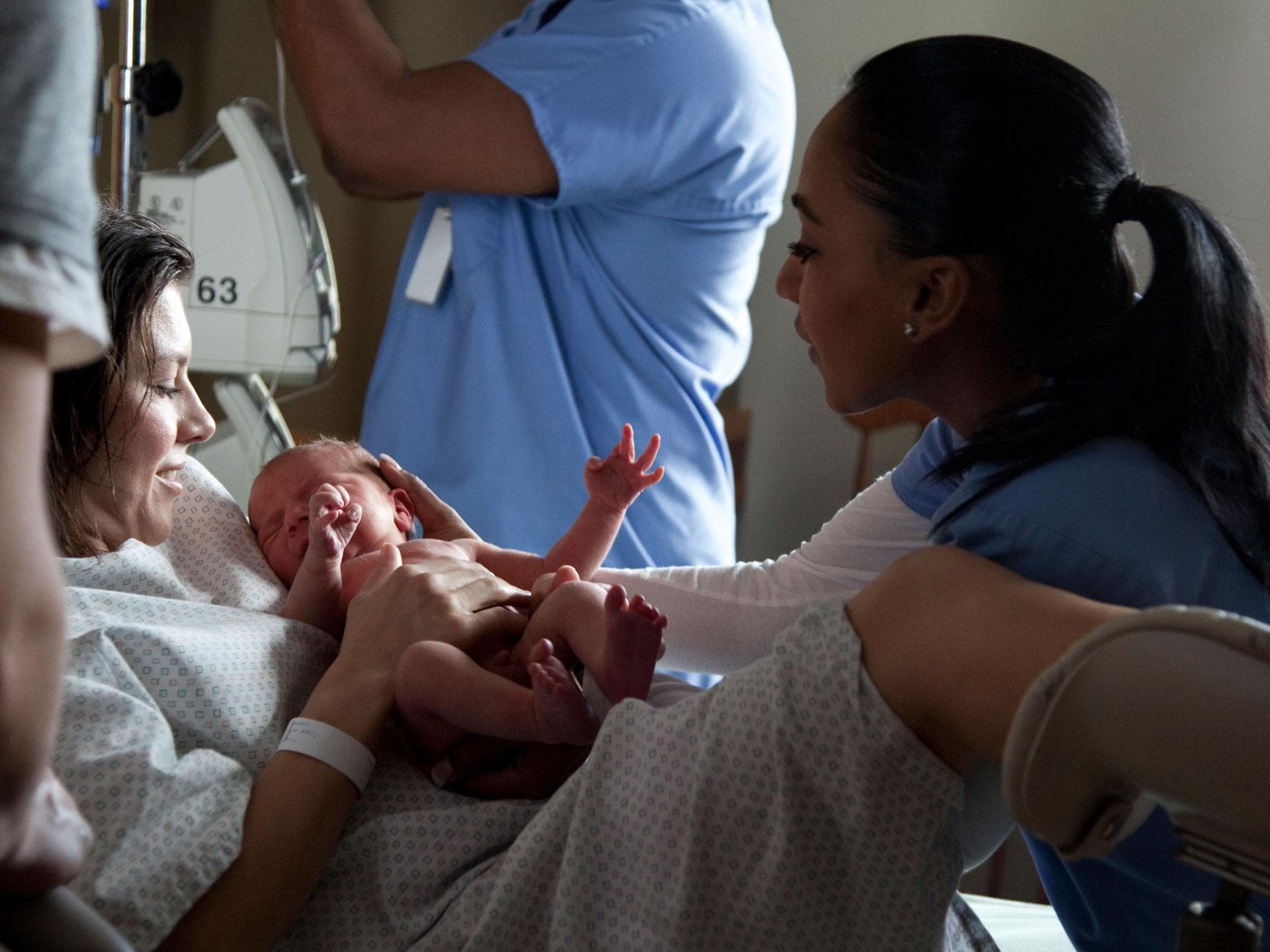 Das Baby das erste Mal im Arm zu halten ist und bleibt der schönste Moment des Lebens.