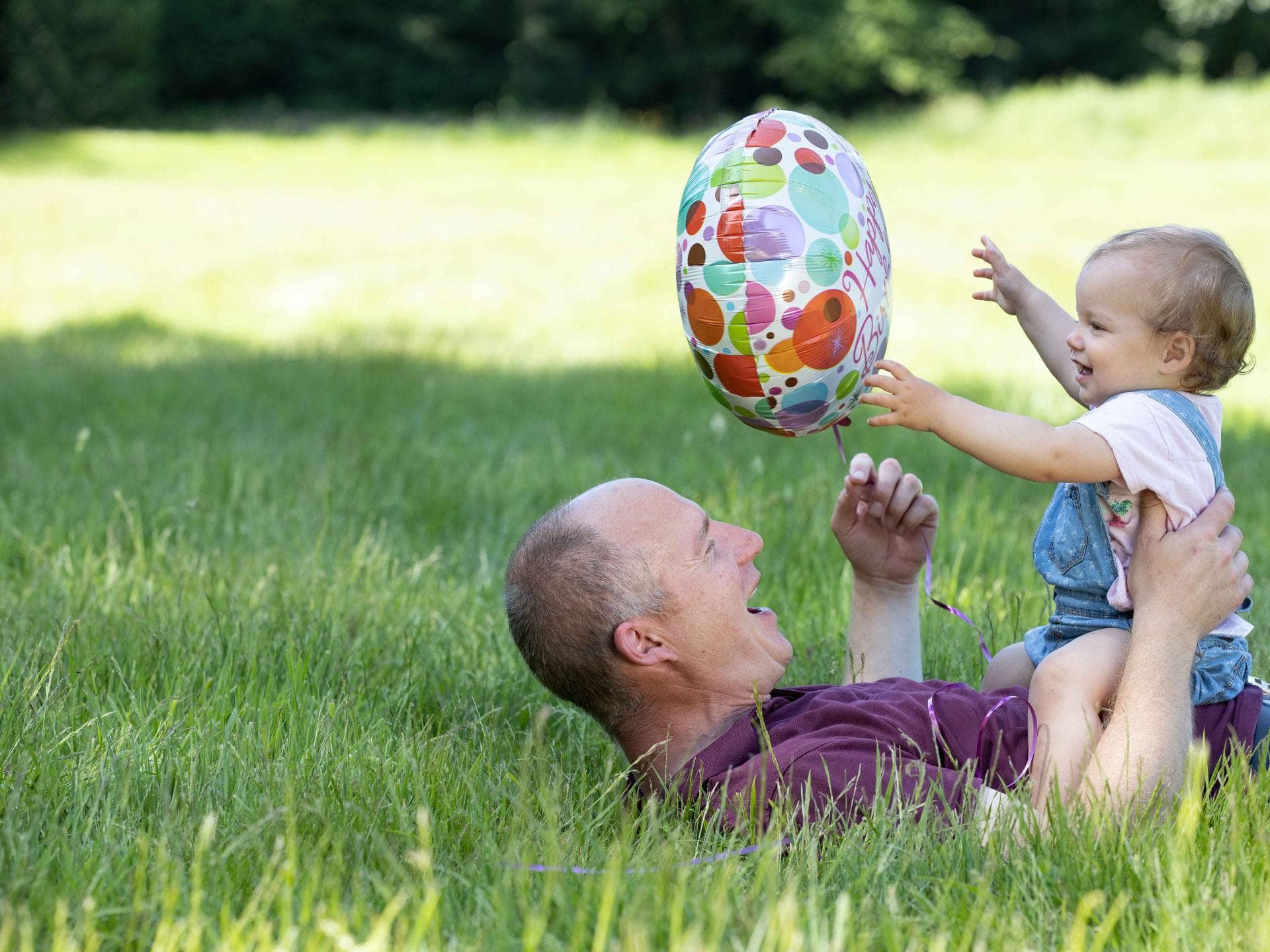 Vater und Kleinkind mit Luftballon. Vater und Kleinkind mit Luftballon.