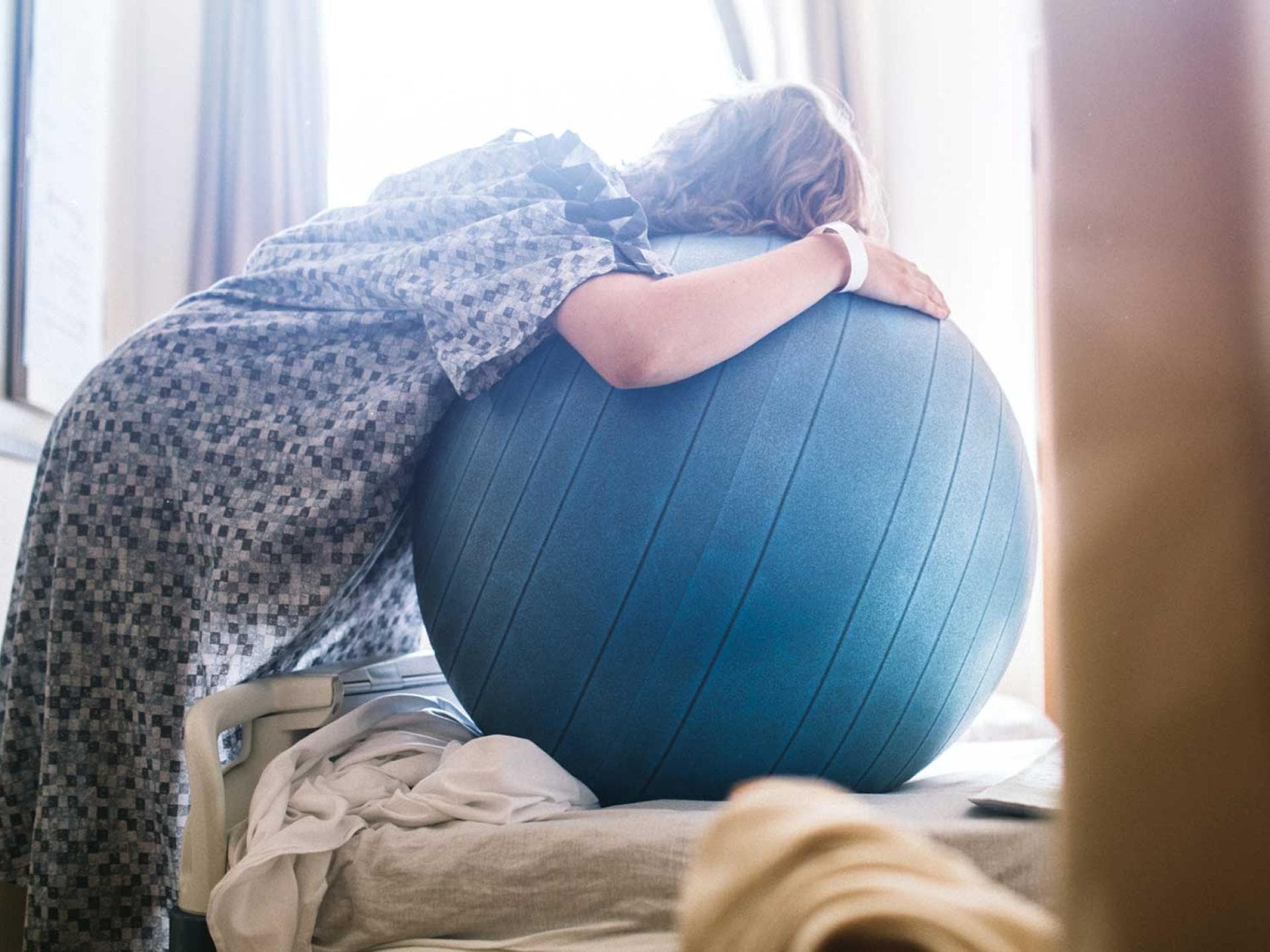 Ein Gymnastikball kann bei der Geburt unterstützen.