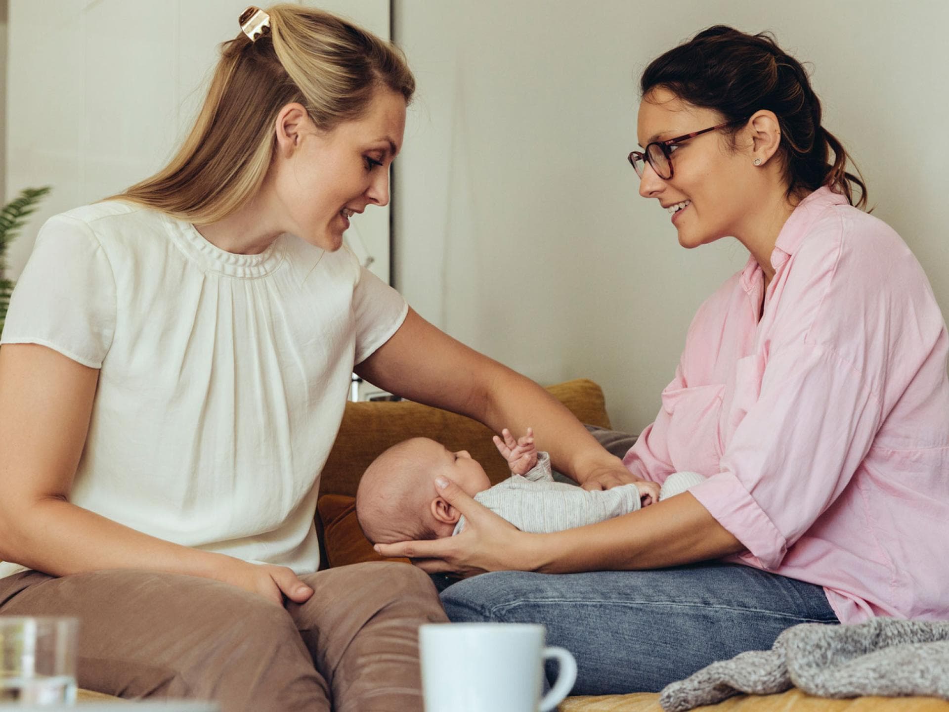 Hebammen unterstützen (Bald-)Mamas während der Schwangerschaft und im Wochenbett. Doch es gibt allgemein viel zu wenig Hebammen! Das erschwert die Suche. Mutter mit Baby und Hebamme.