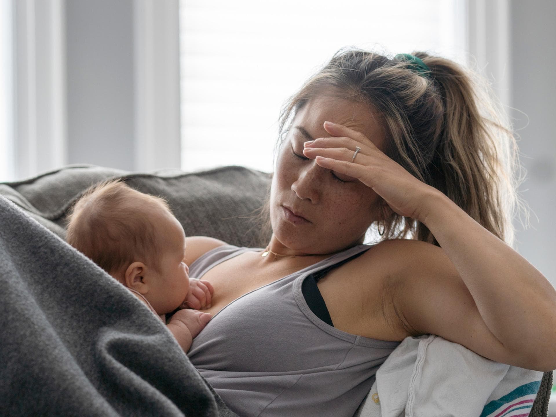Viel Liebe, aber auch große Traurigkeit und Selbstzweifel: Die ersten Wochen nach der Geburt empfinden viele Mütter als ein Wechselbad der Gefühle.