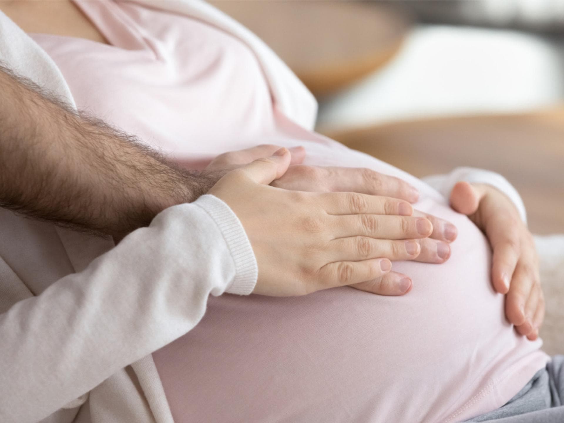 Mama und Papa können mit dem Baby schon Kontakt aufnehmen, wenn es noch im Bauch ist. Das ist gut für die pränatale Bindung.