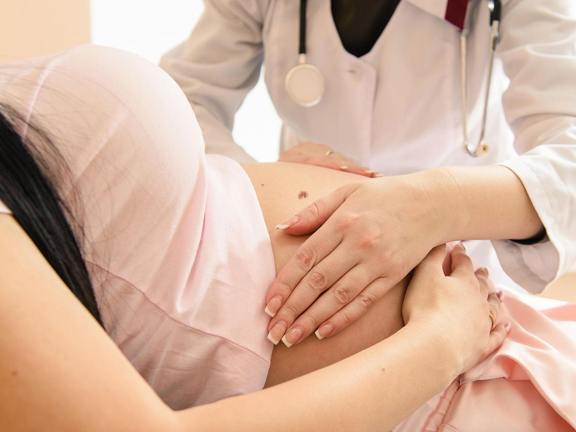 Frauenärztin untersucht Schwangere
