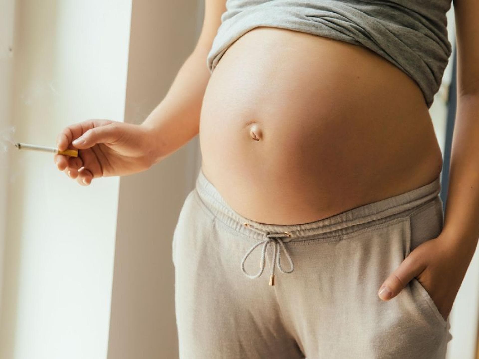 Wenn Schwangere rauchen, zeigt sich das deutlich an der Plazenta. Frau mit Babybauch und Zigarette