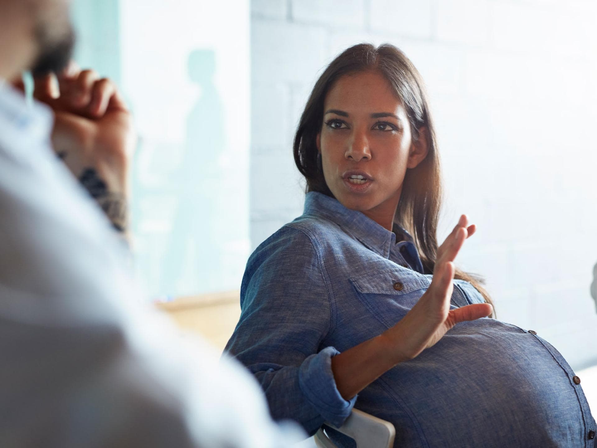 Sensibles Thema: Außerhalb des engsten Freundes- und Familienkreises steht es uns nicht zu, werdende Mamas (oder Papas) zu fragen, wie lange es gedauert hat schwanger zu werden. Schwangere Frau erzählt in der Runde.
