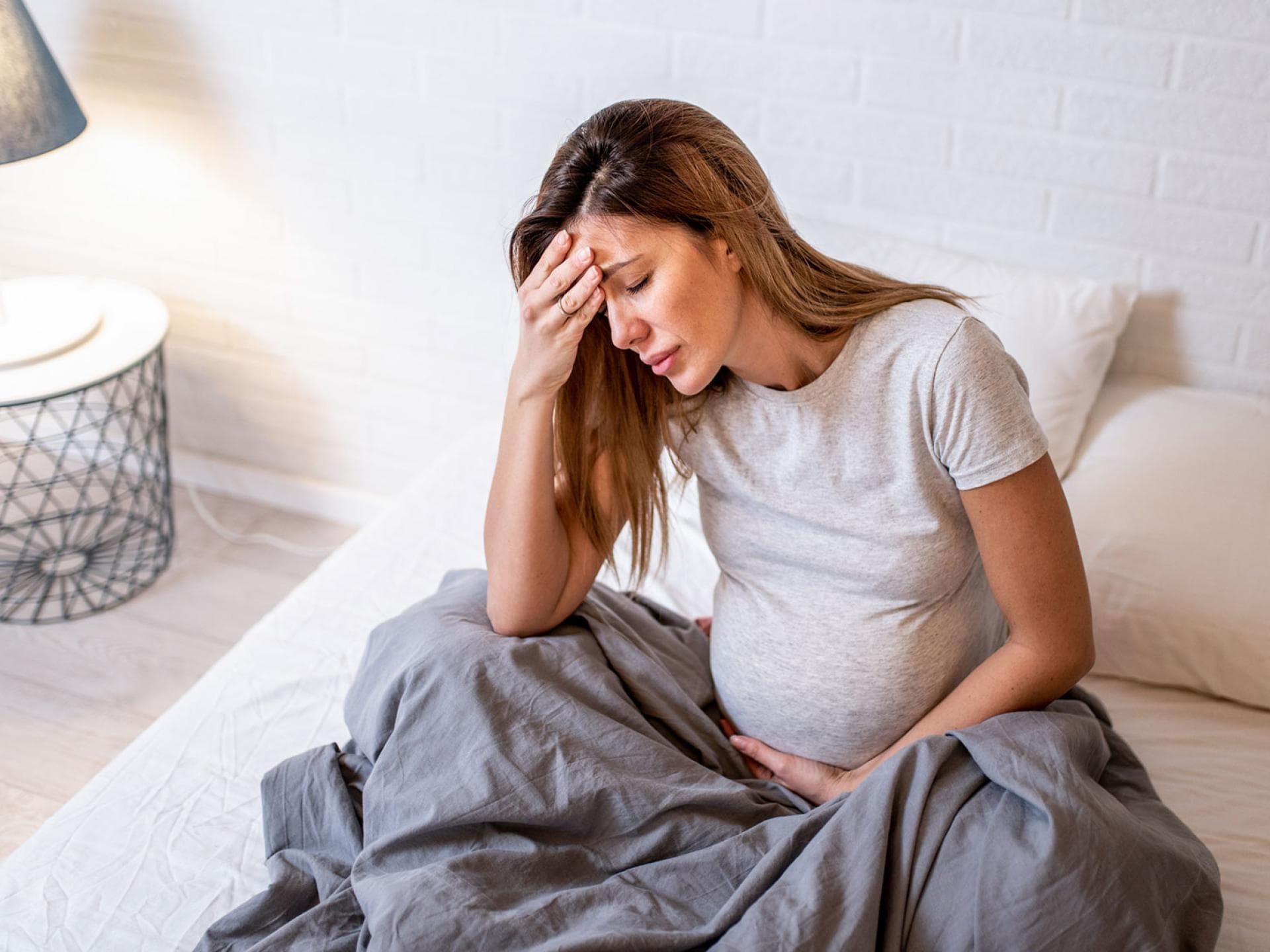Stress und Verspannungen: Kopfschmerzen in der Schwangerschaft müssen nicht immer einen ernsten Hintergrund haben.
