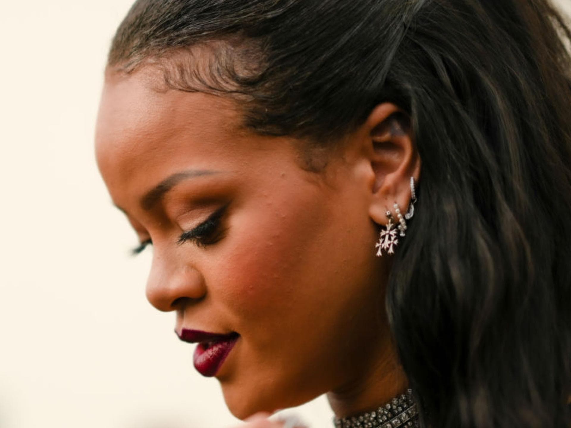 Rihanna mit Babyhaaren an der Stirn.