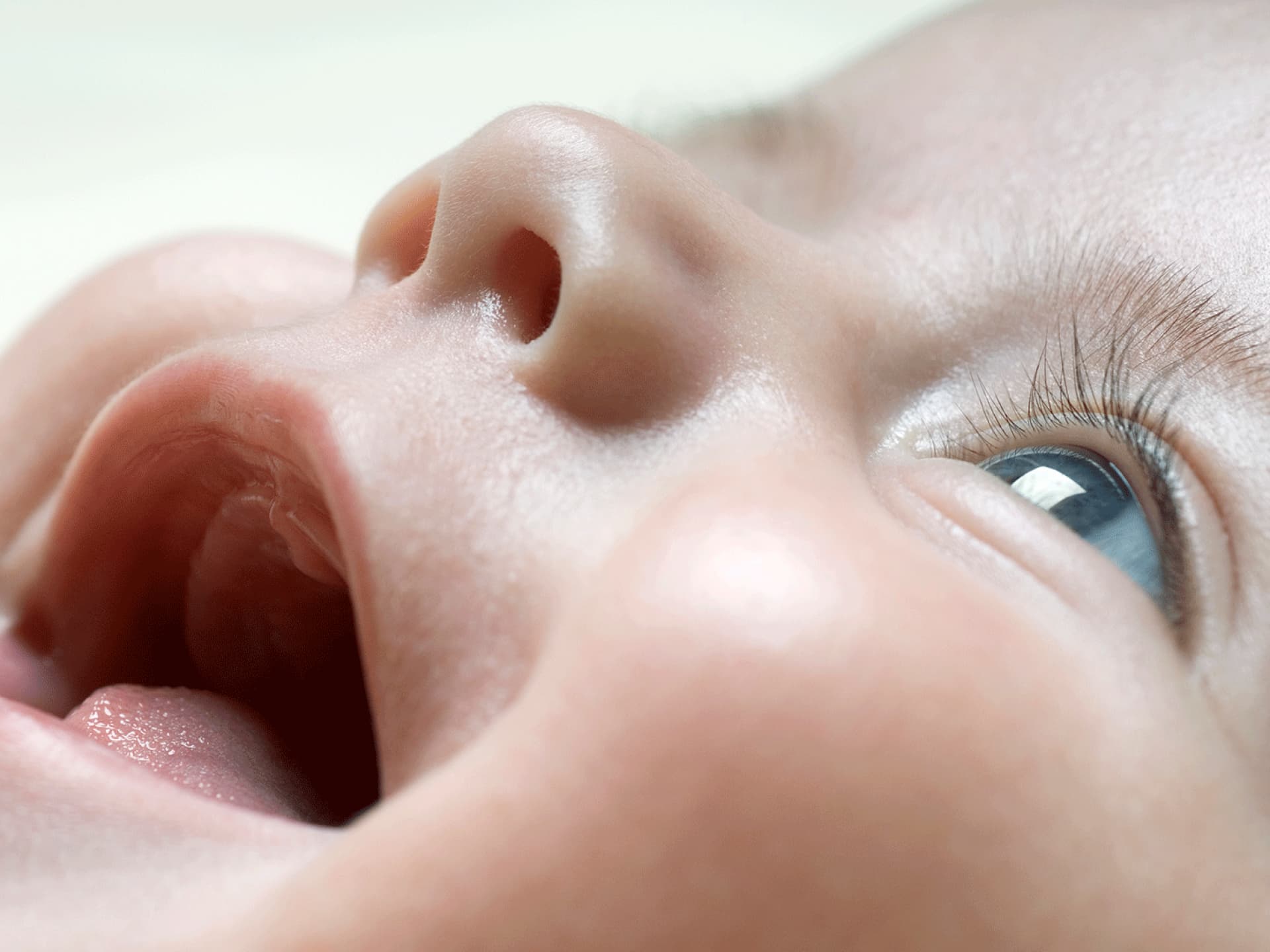 Manche Babys kommen schon mit richtig vollen Wimpern auf die Welt. Manche Babys kommen schon mit richtig vollen Wimpern auf die Welt.