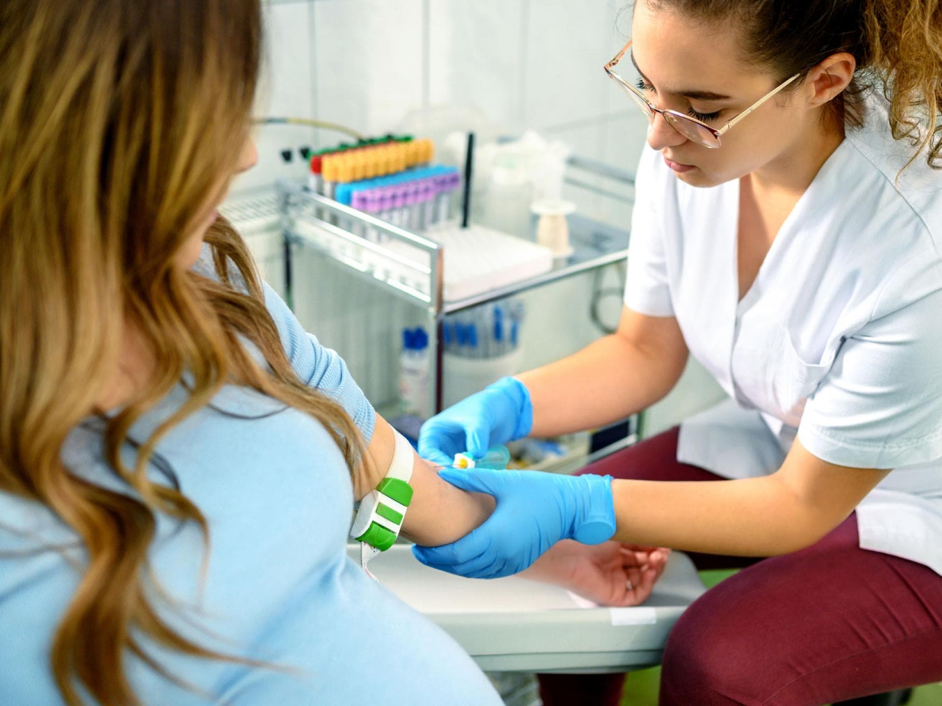 Beim Zuckertest wird der Schwangeren Blut abgenommen.