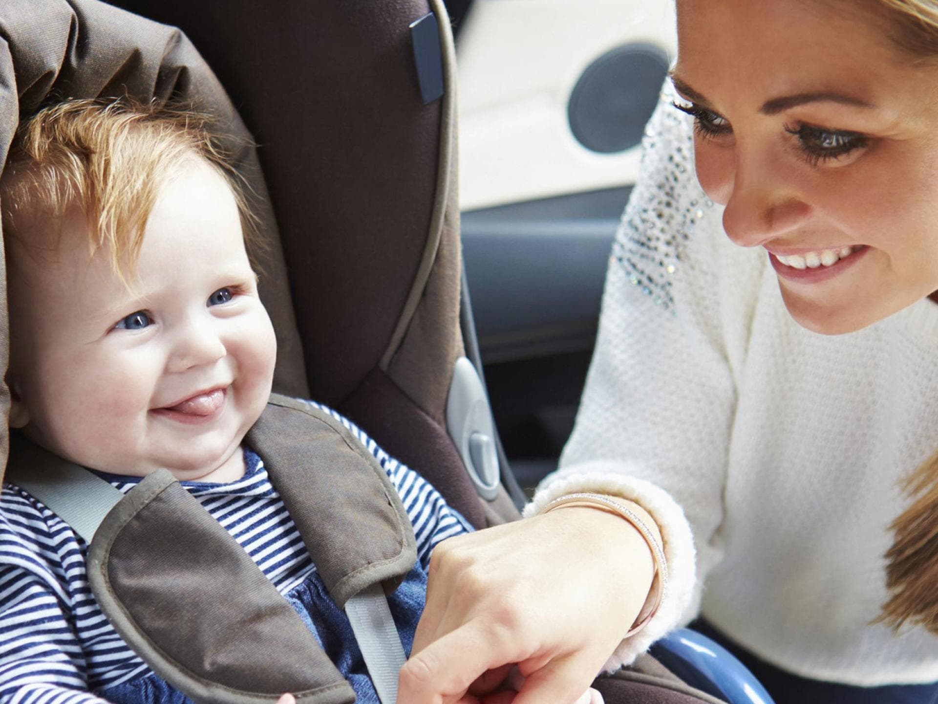 Gut angeschnallt und am besten hinten rechts fährt das Baby sicher im Auto mit.