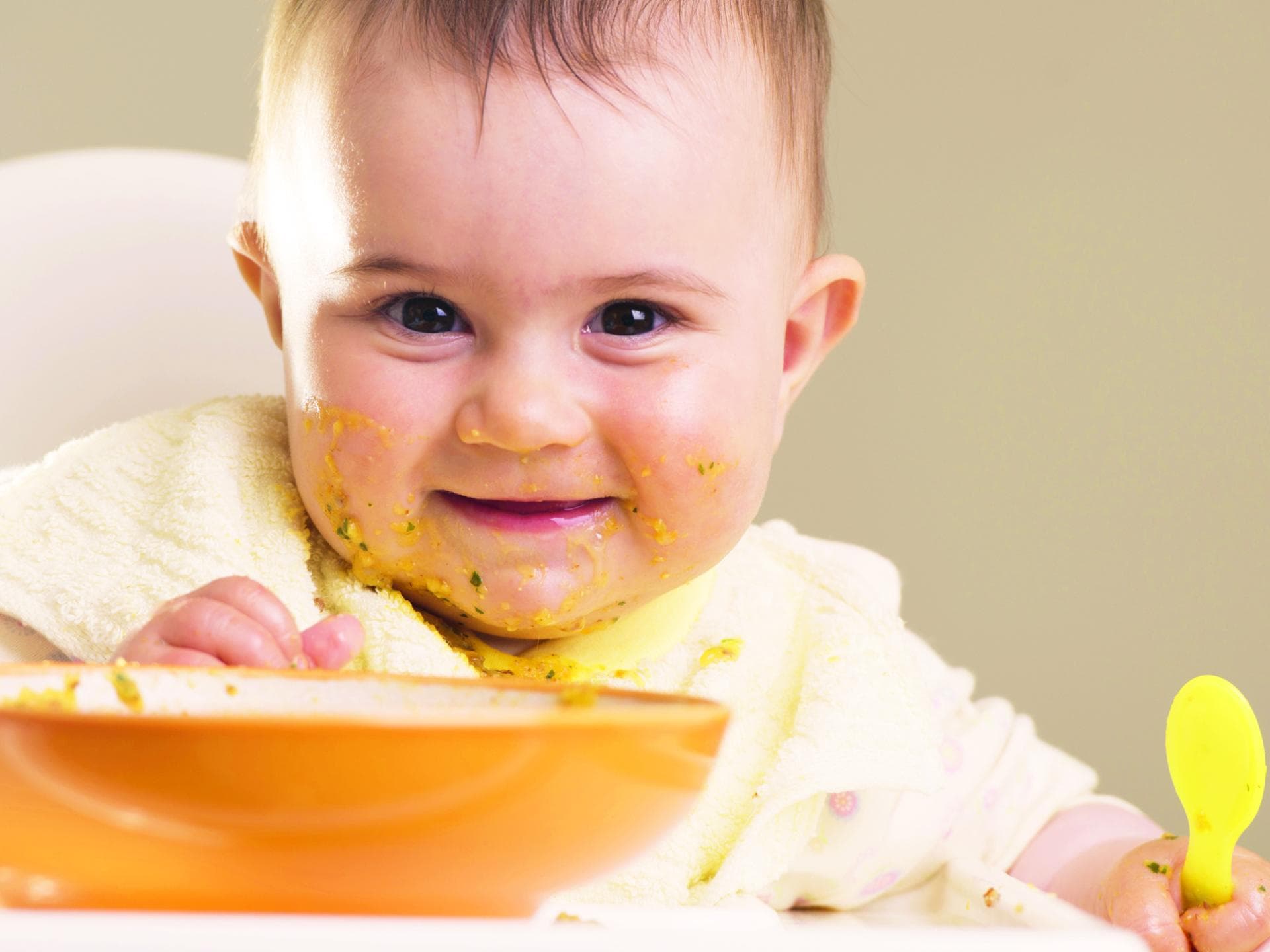 Baby mit breiverschmiertem Mund.