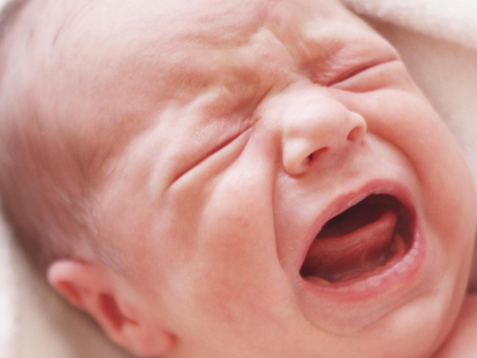 Wenn das Baby dauerhaft schreit, kann das für die Eltern zur Belastung werden.