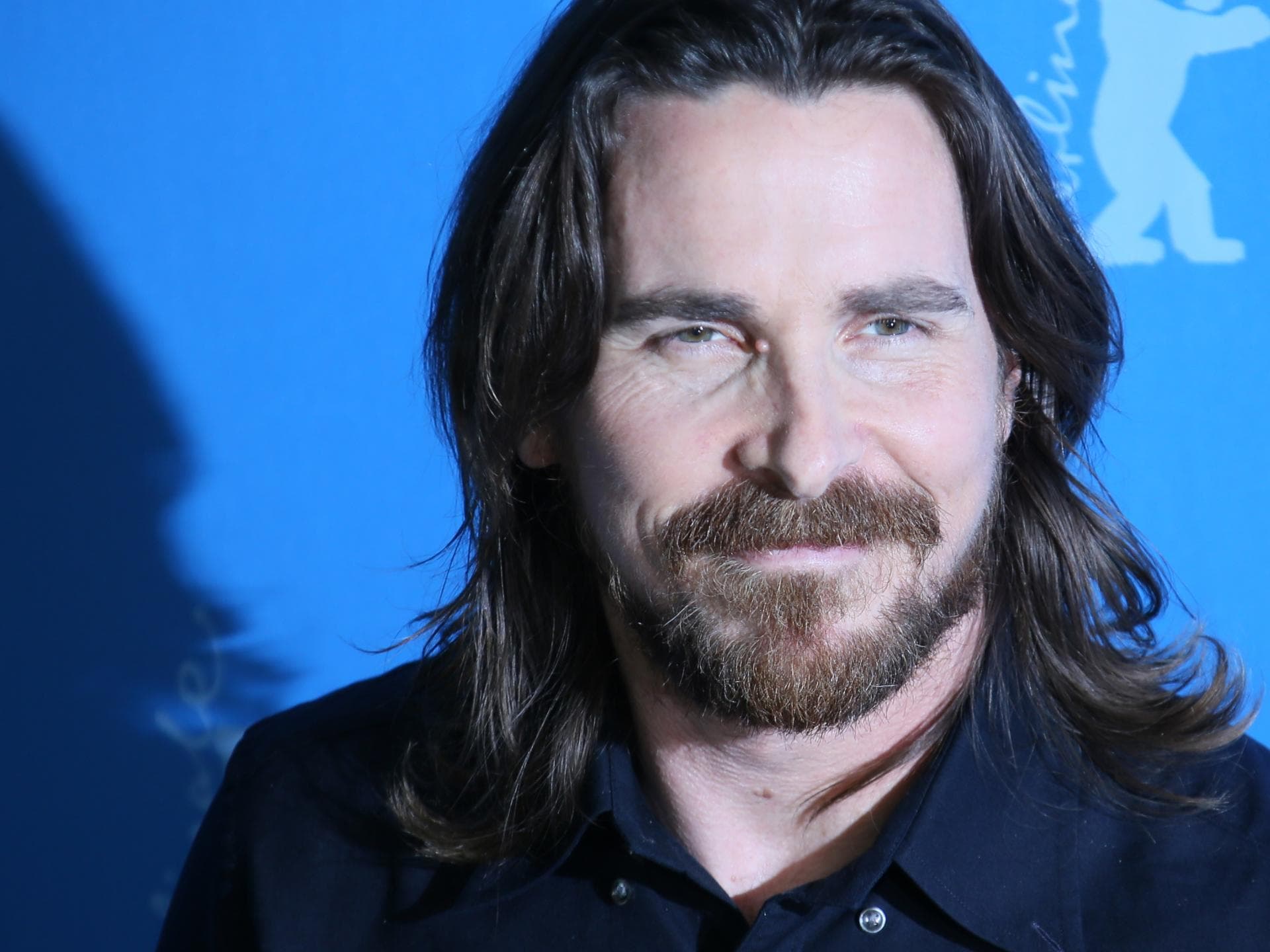 Christian Bale ist ein Frauenheld.