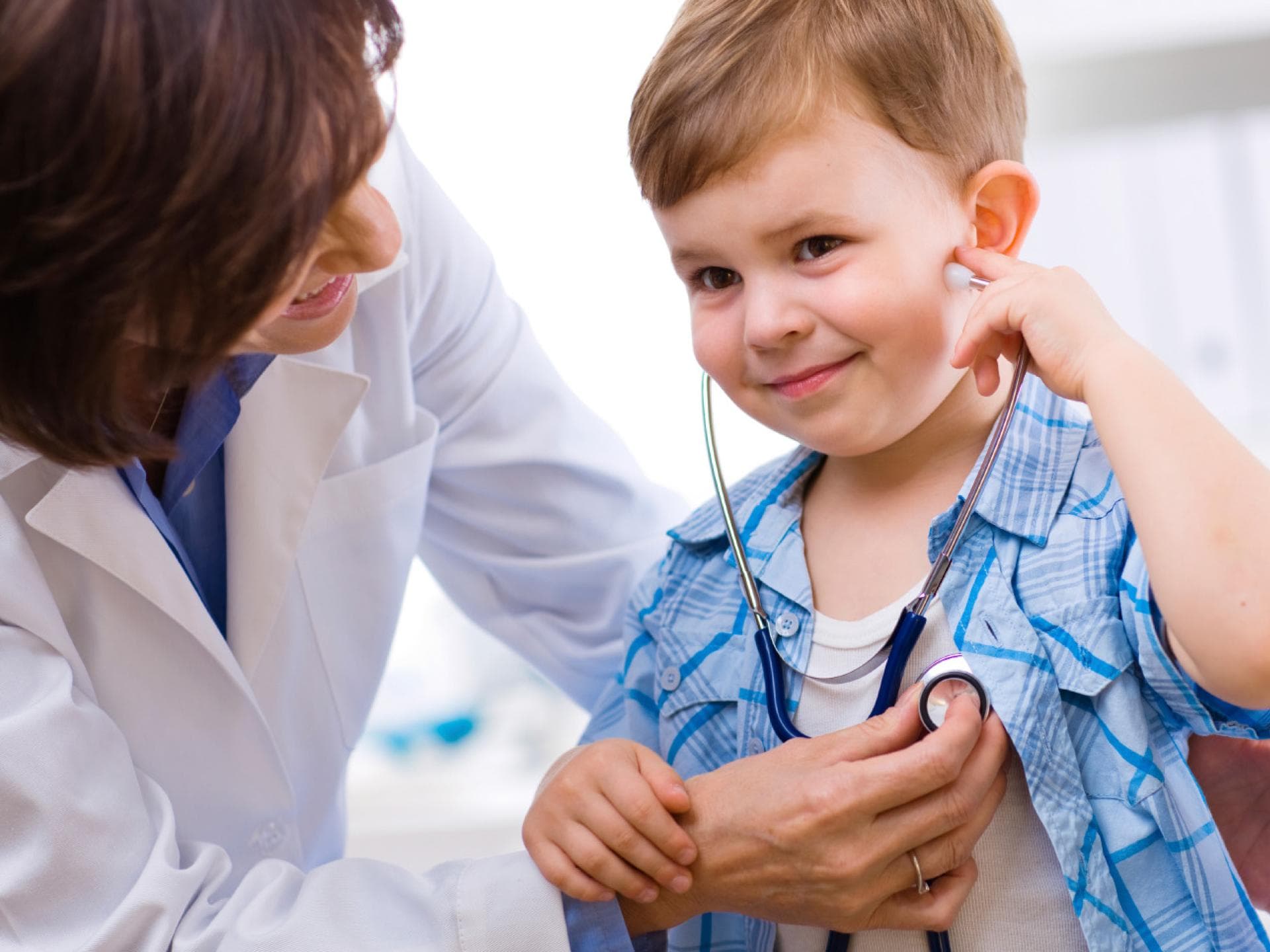 Viele Kinderärzte sind besonders einfühlsam, um es den kleinen Patienten einfacher zu machen.