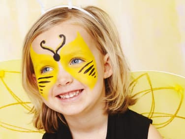 Ein kleines Mädchen wurde als Biene geschminkt