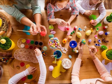 Kinder, die Ostereier bemalen