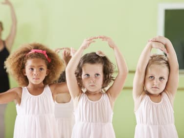Kinder beim Ballettunterricht